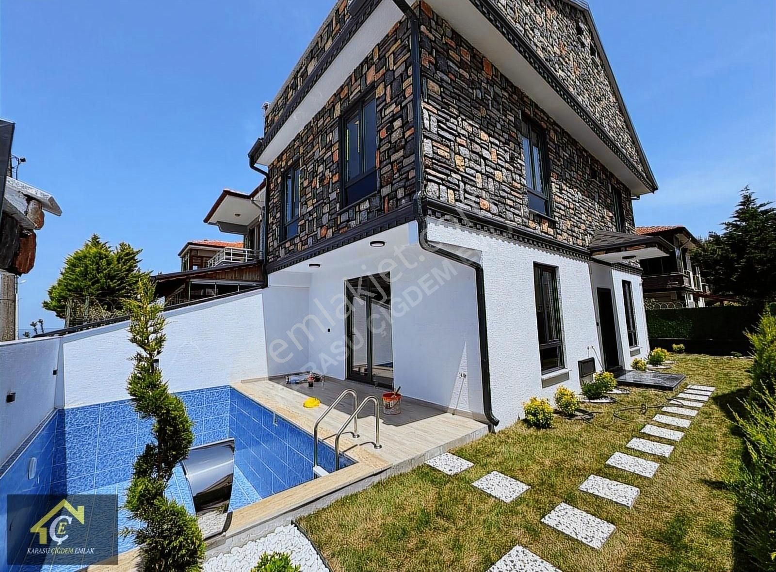 Kocaali De Havuzlu Ve Deniz Manzaralı Müstakil 4+1 Mutfakayrı Ev