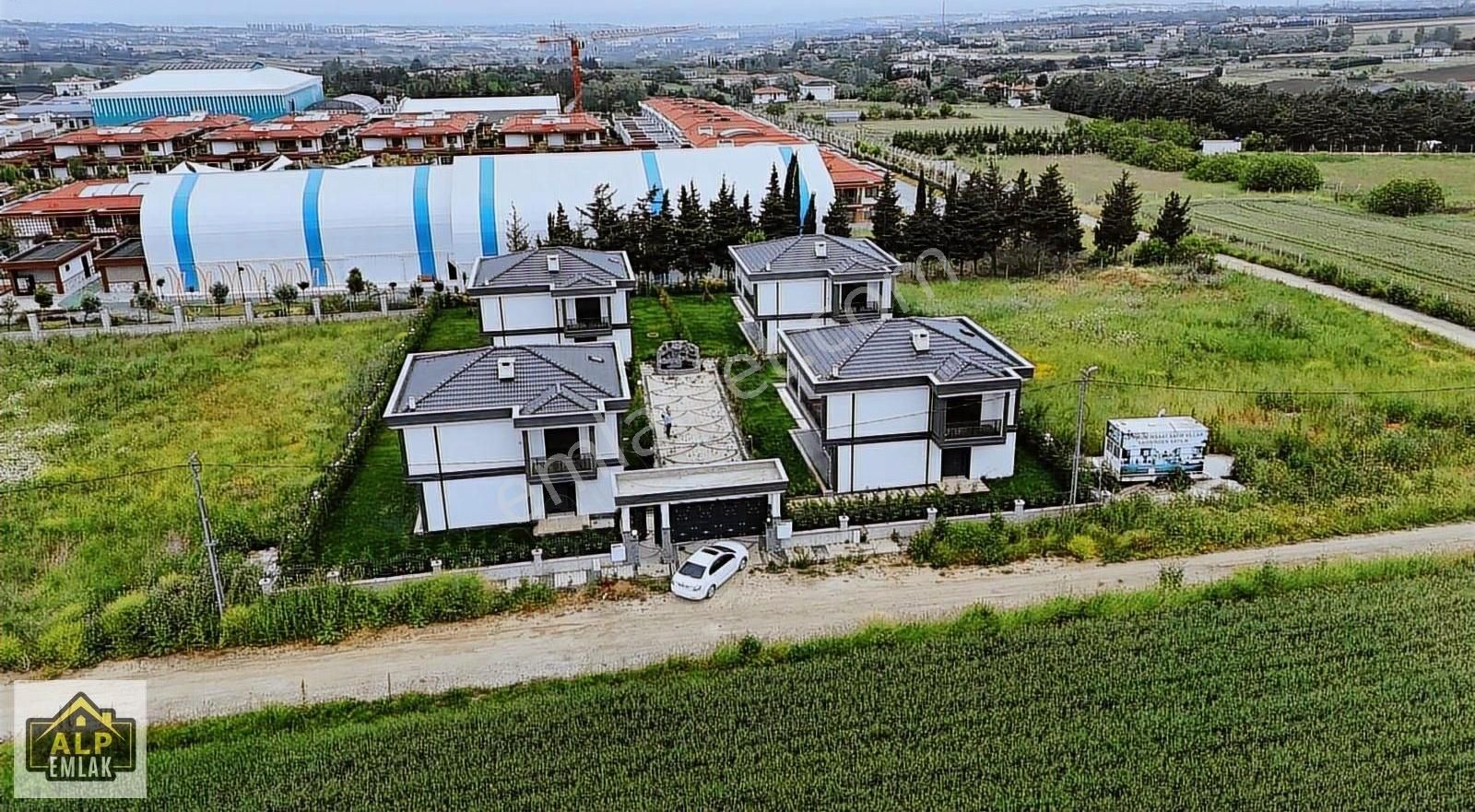 Silivri Ortaköyün En Güzel Havuzlu Özel Peyzajlı Satılık Villası