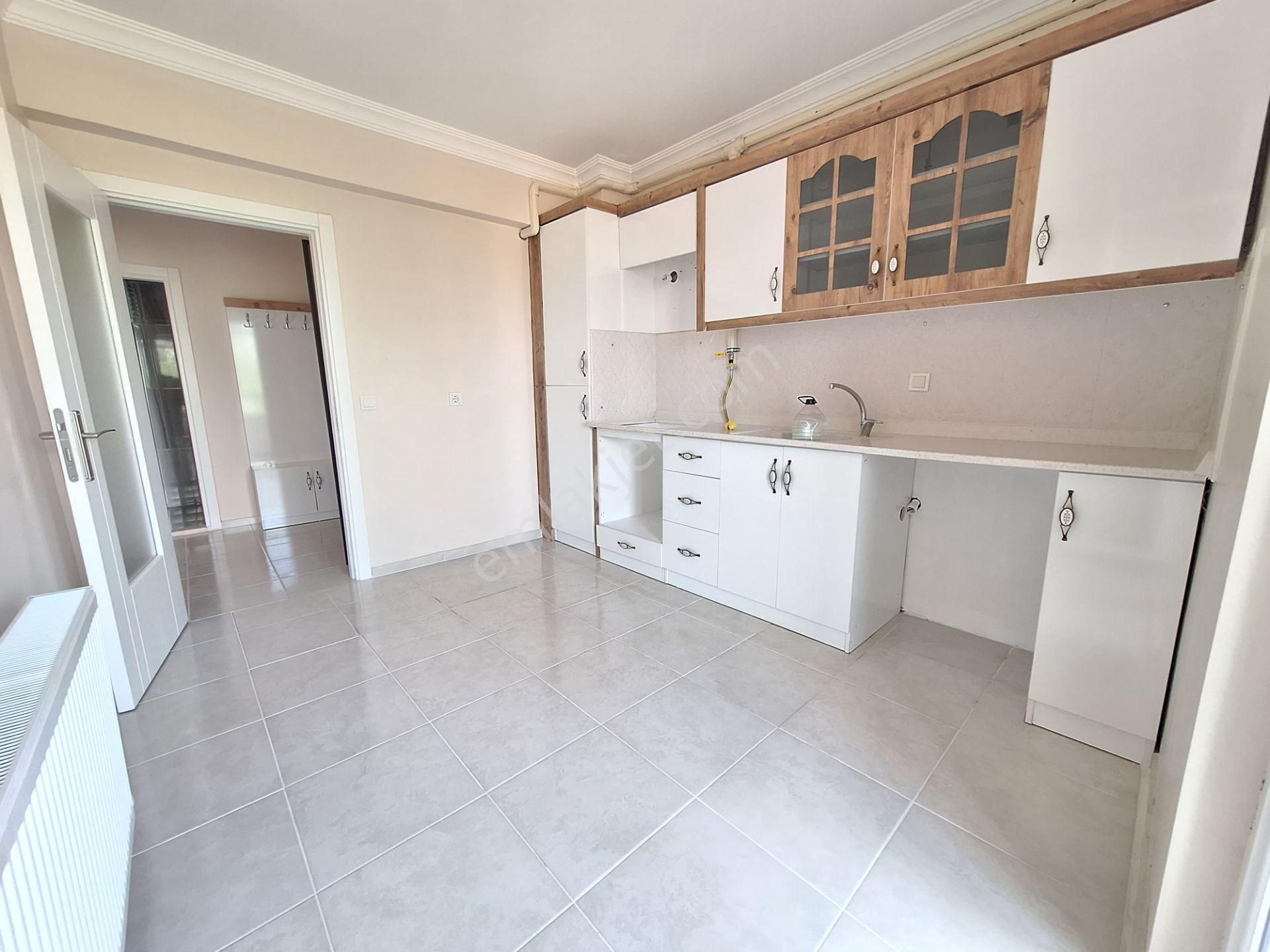 Yaman'dan Bolvadin Kırkgöz Mah. İstasyon Cadde Üzeri 2+1 Kiralık