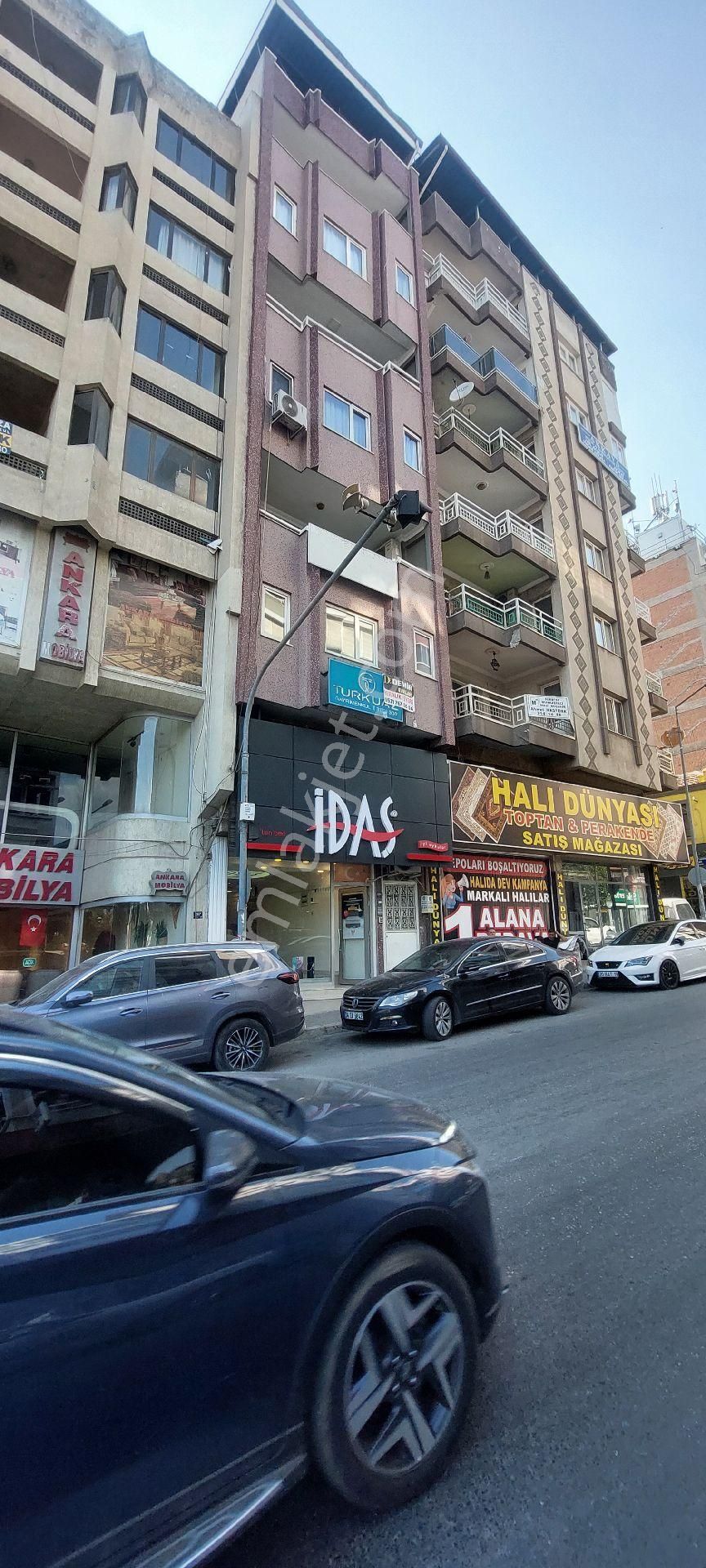 Hürriyet Cad. Şeker Bank Karşısı Kiralik Asansörlü Doğalgazlı Ofis/büro