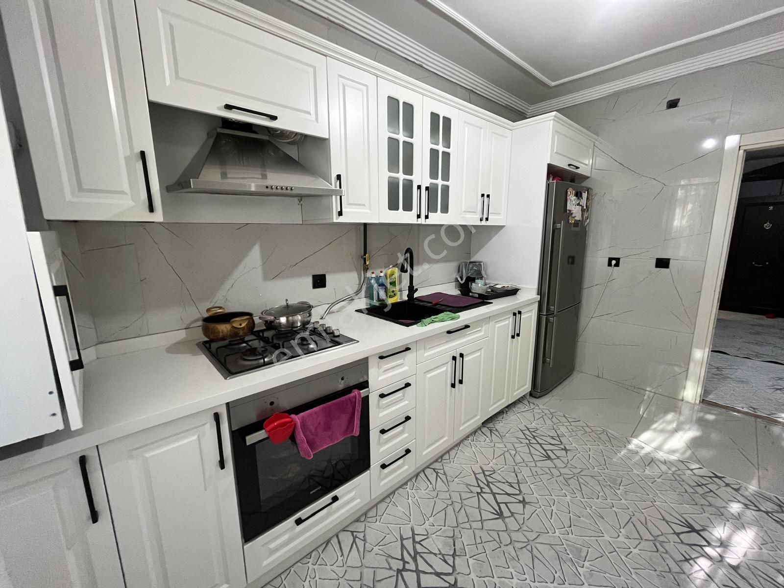 Bağcılarda Kadın Doğum Arkasında Bakımlı 2+1 Satılık Daire