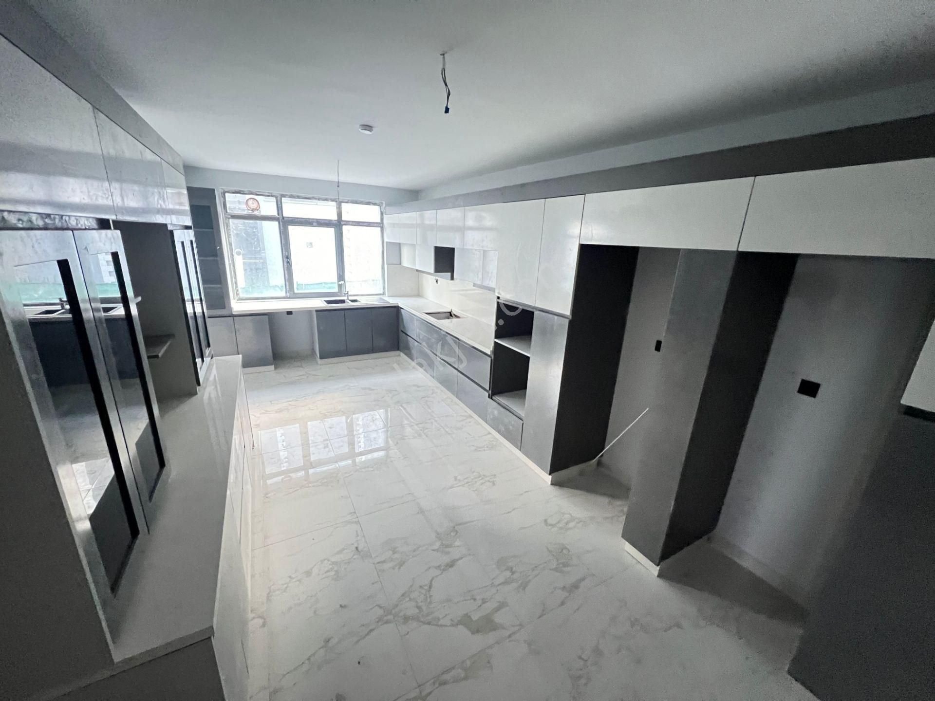 Baglıcada 550m2 3katlı Turk Hamamlı İçten Asansörlü 6+1 Villa