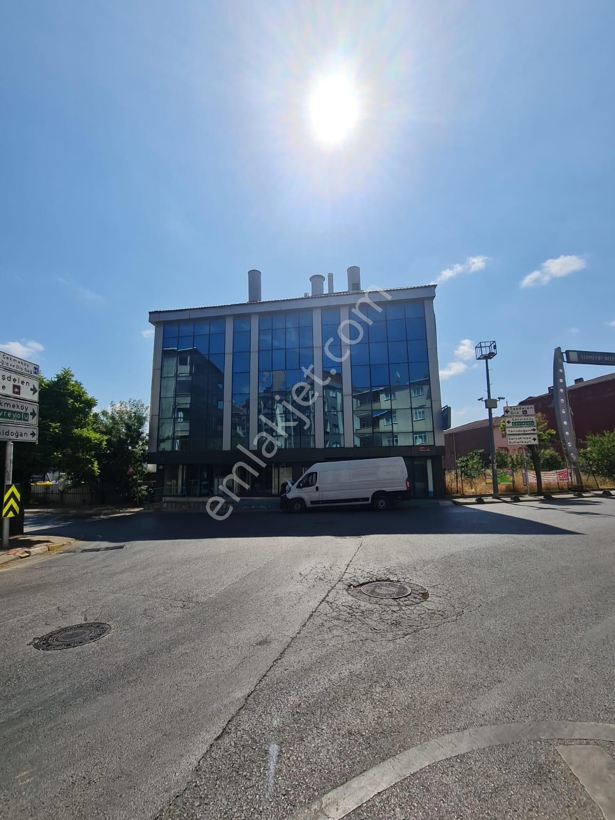 Çekmeköy Soğukpınar Mah. Kiralık 320 M2 Dükkn