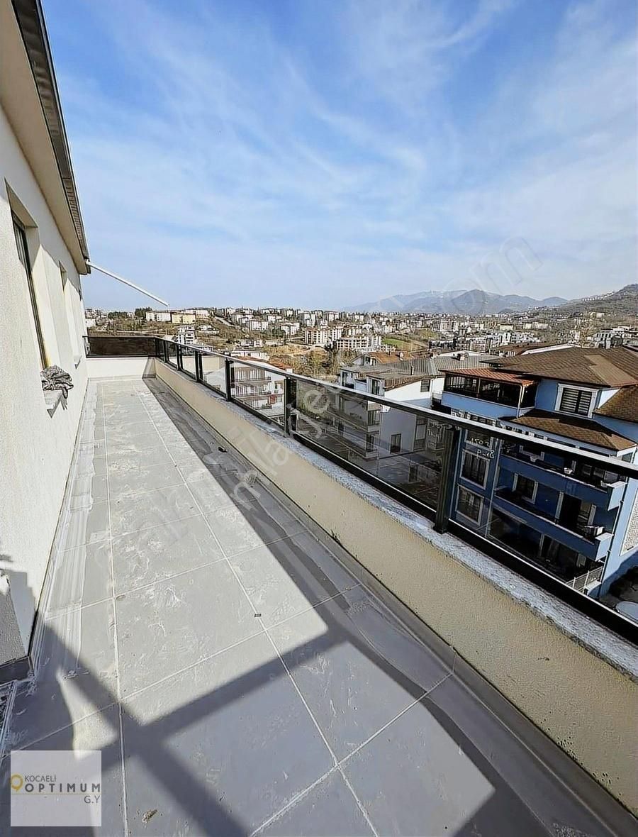 Başiskele'de Satılık Asansörlü Teraslı 3+1 Ç.dubleksi Daire