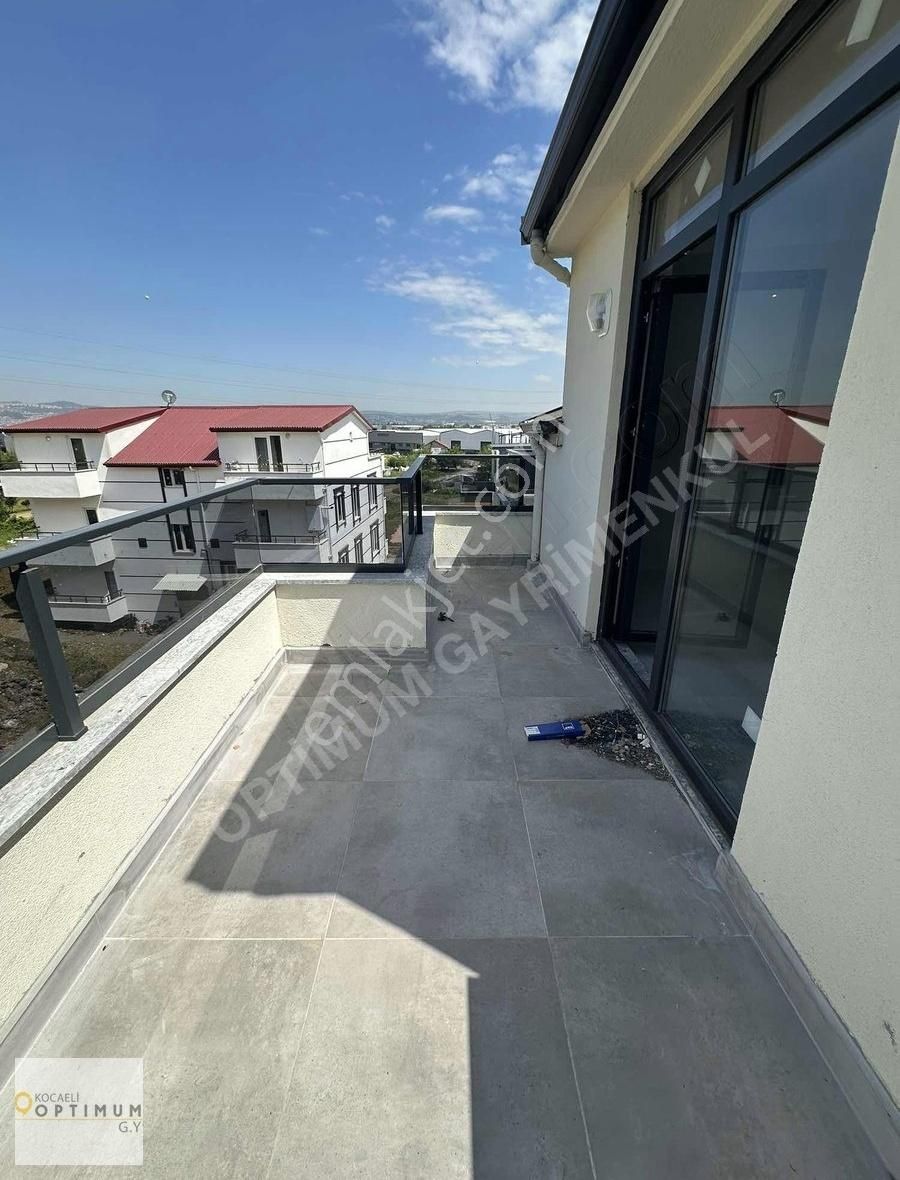 Başiskele'de Satılık Site İçi Önü Açık 3+1 Ç.dubleksi Daire