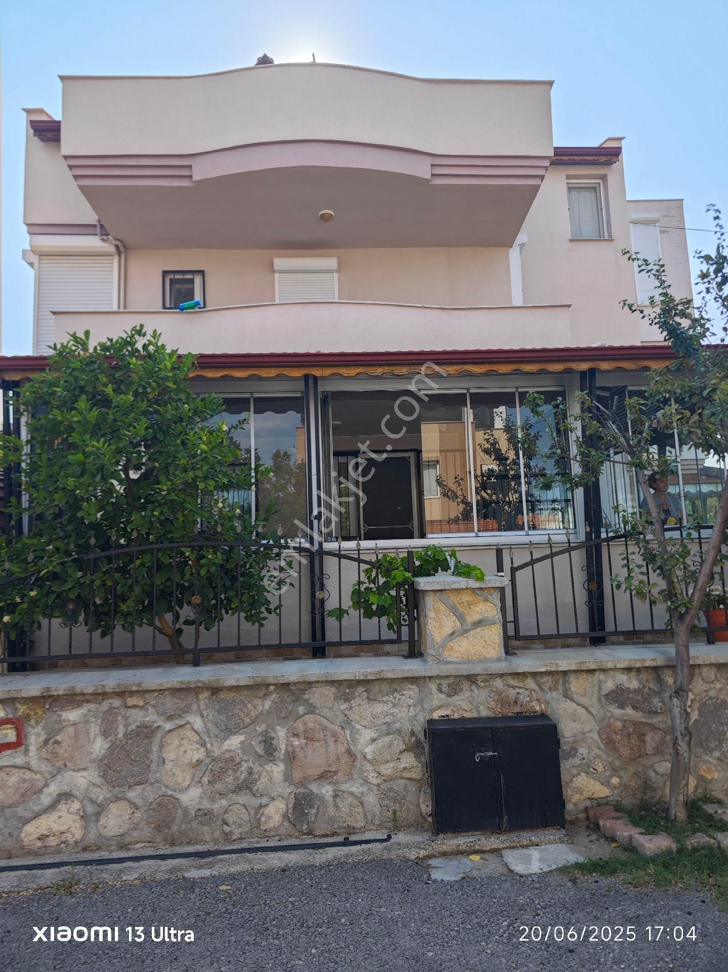Dikili Ümmetoğlu'ndan 4+1 Bahçeli Müstakil Villa 150 M2 Bahçeli Tripleks