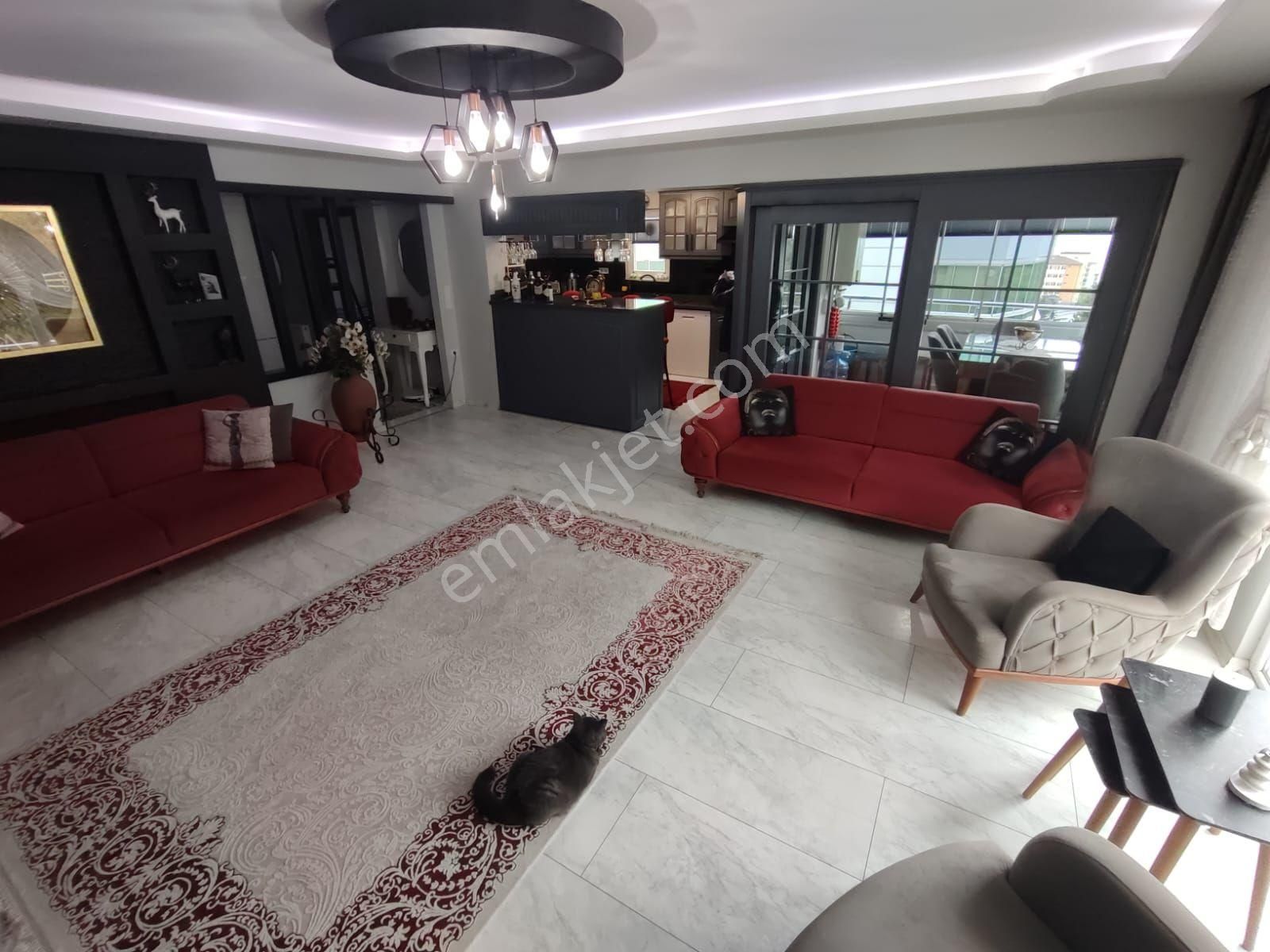 Furkan Emlak'tan Canik Meşe Tesislerin'de 3+1 2.kat 150m2 İçi Özel Yapılı Fırsat Daire