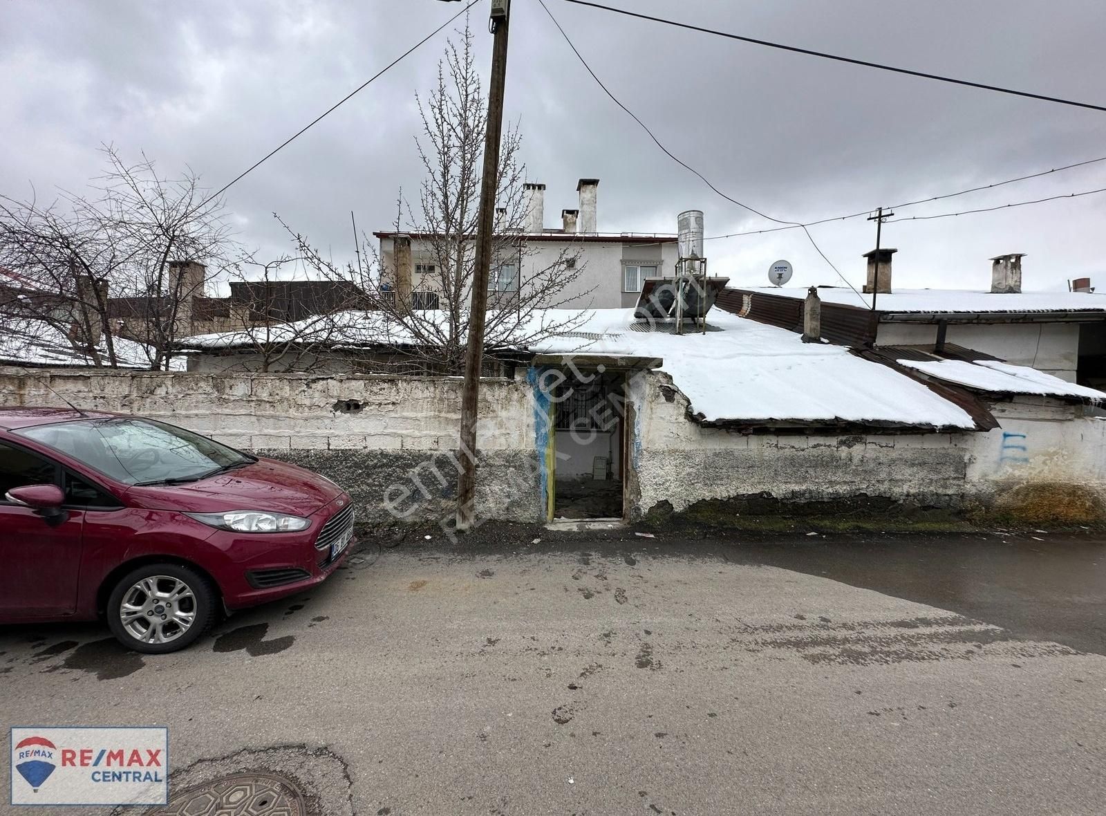 Re/max Central'dan Yeni Mah.'de Üzerinde Ev Olan 151m2 Arsa