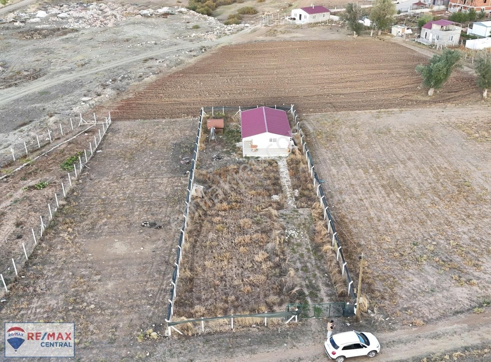 Remax Central'dan 854m2 Elektrik,su Ve Tapusu Olan Çevrili Bahçe