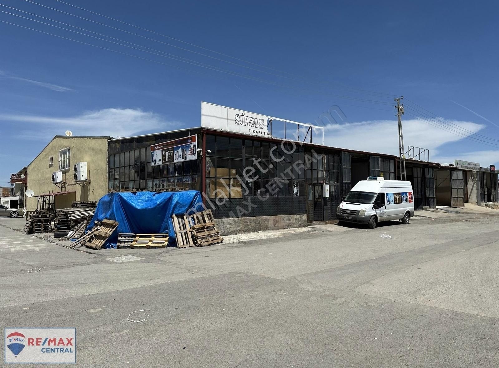 Re/max Central'dan 4 Eylül San. Sit.'de 200m2 Satılık Dükkan