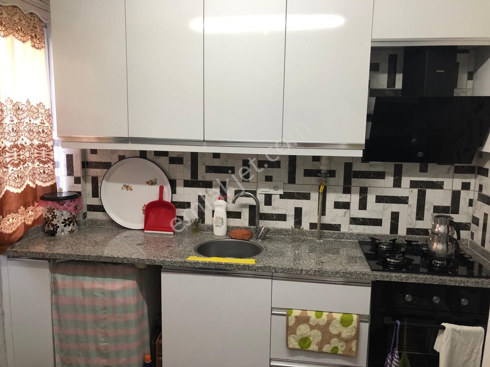 Bergama Turabey Mah Doğalgazlı Kapalı Mutfak 3+1 Geniş Daire Satılık