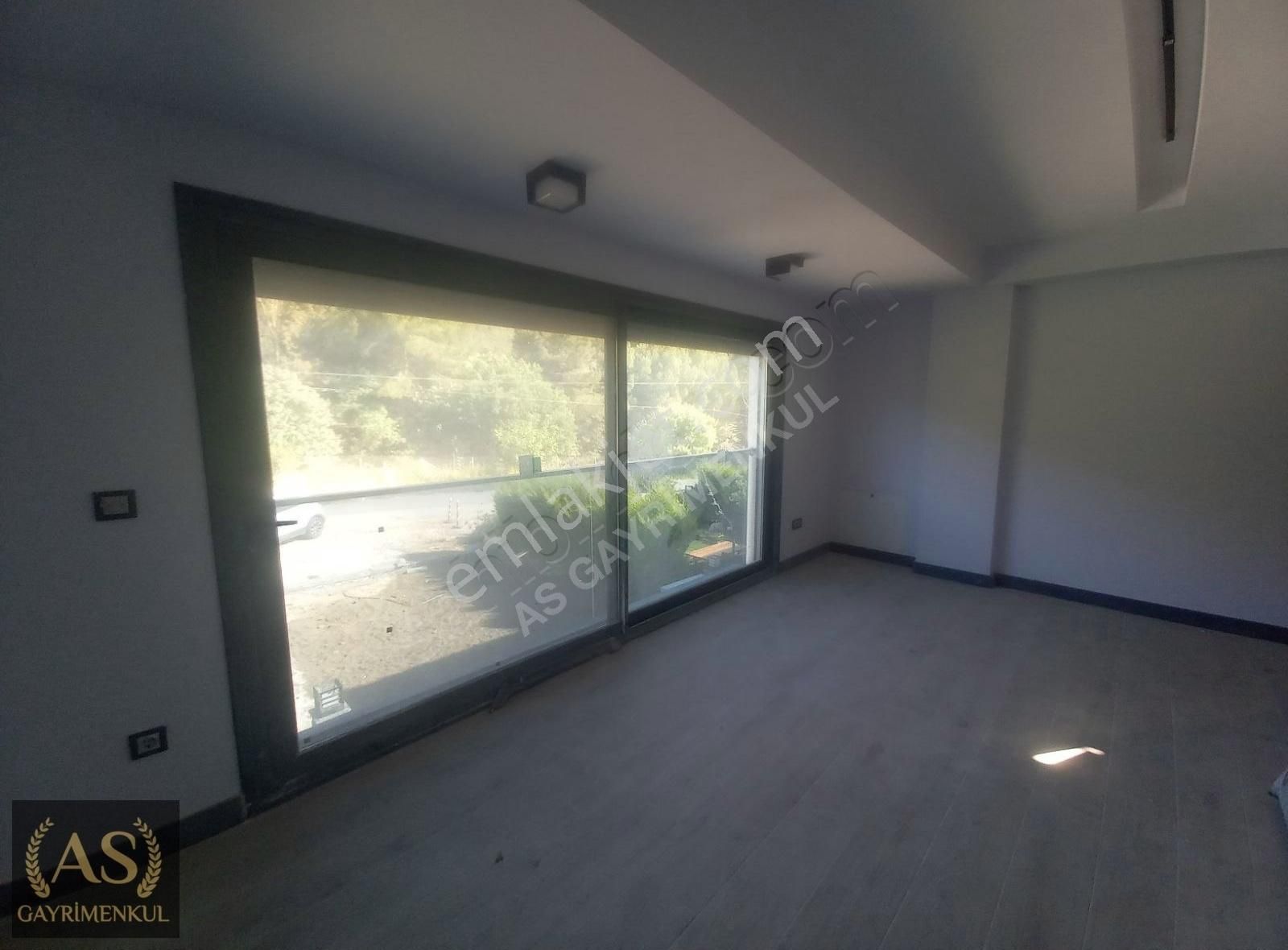 As Gyd.urla Kalabak'ta Geniş Bahçe Alanı Bulunan 4+1 Sıfır Villa - Görsel 3