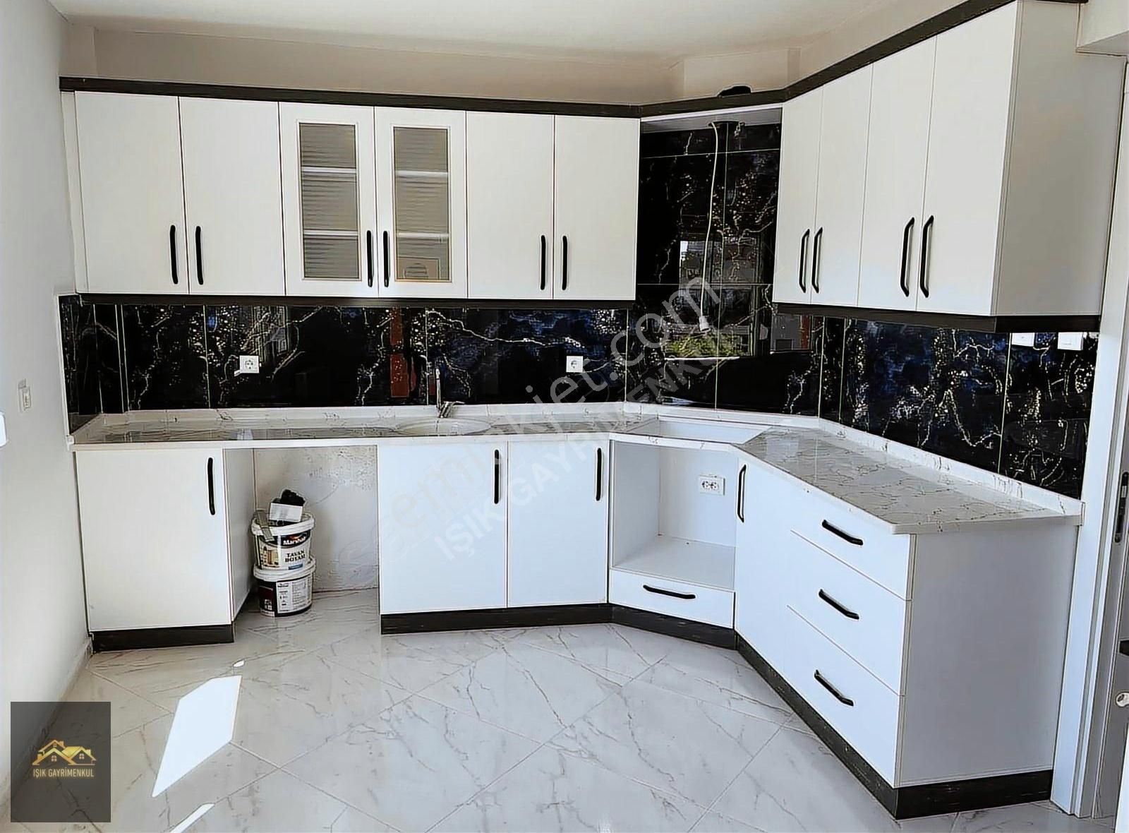 Işık Gayrimenkul'den Kiralık Mükemmel Konumda 4+1 Daire