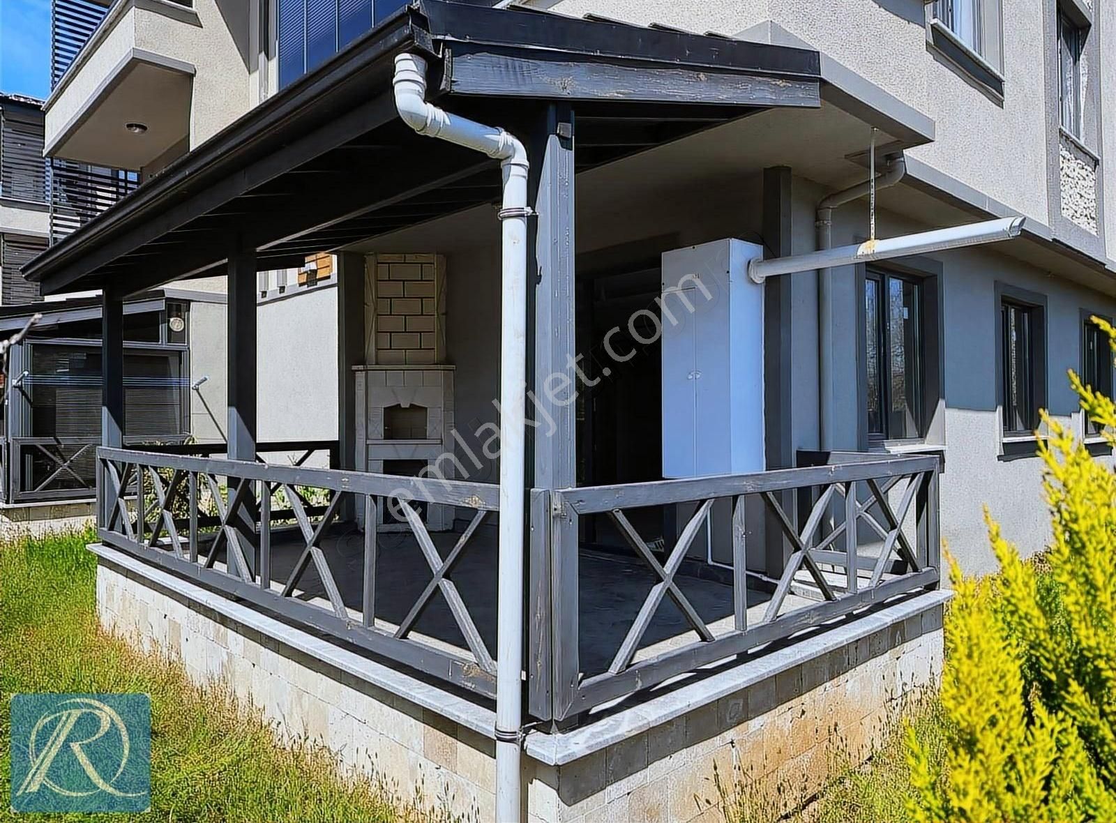 Havuzlu Sitede Villa Tipi Geniş Sundurmalı Sıfır Yerden Isıtma