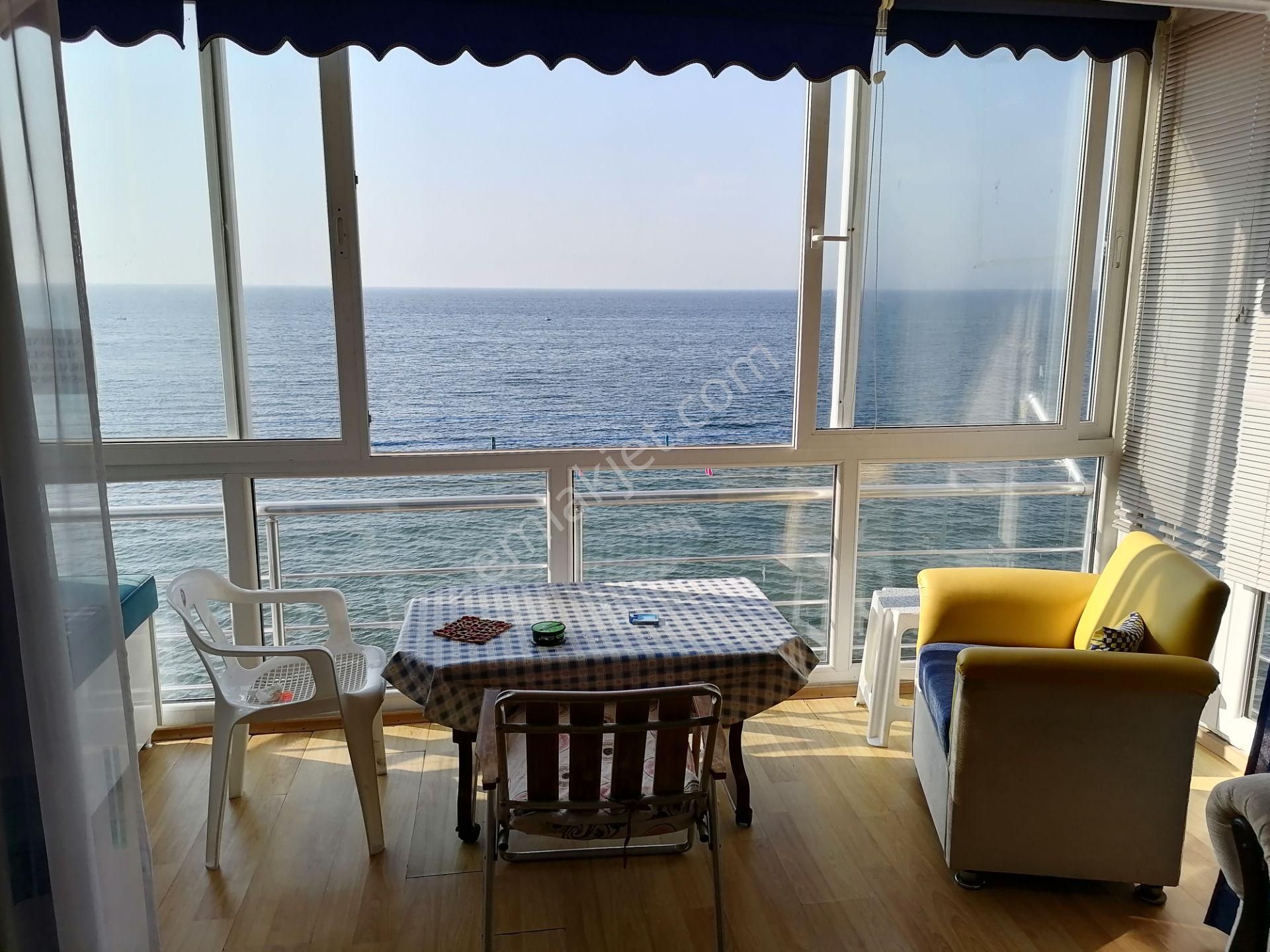 Çınarcık Çamlık Mh.'de Denize Sıfır Konumda, / 1+1 / 70 M2 / Eşyalı Satılık Daire