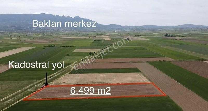 Baklan Merkezde Satılık Sulak 6499 M2 Tarla