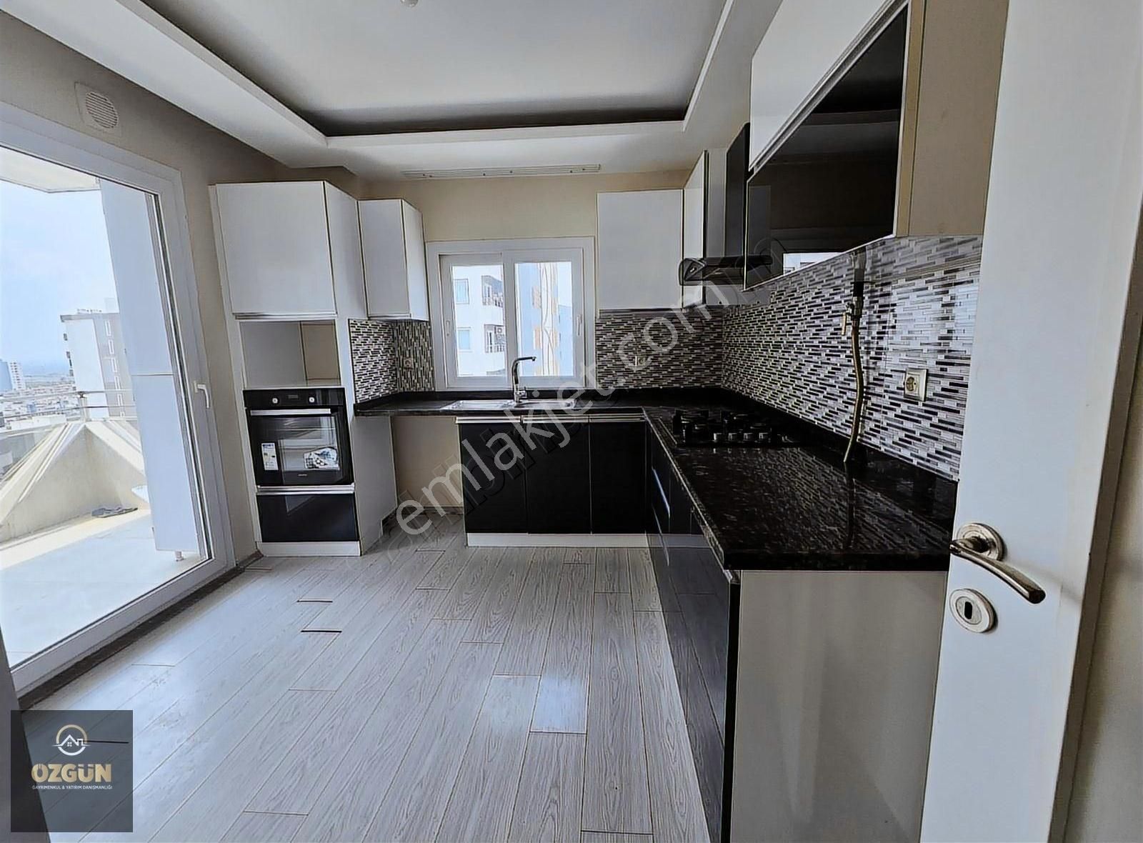 Site İçinde Satılık Geniş Kapalı Mut.giy Odalı Satılık 3+1