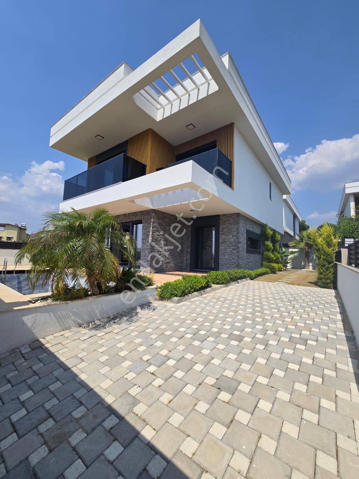 Kuşadası Soğucak Full Kapanmaz Deniz Manzaralı Özel Havuzlu 4+1 Müstakil Villa