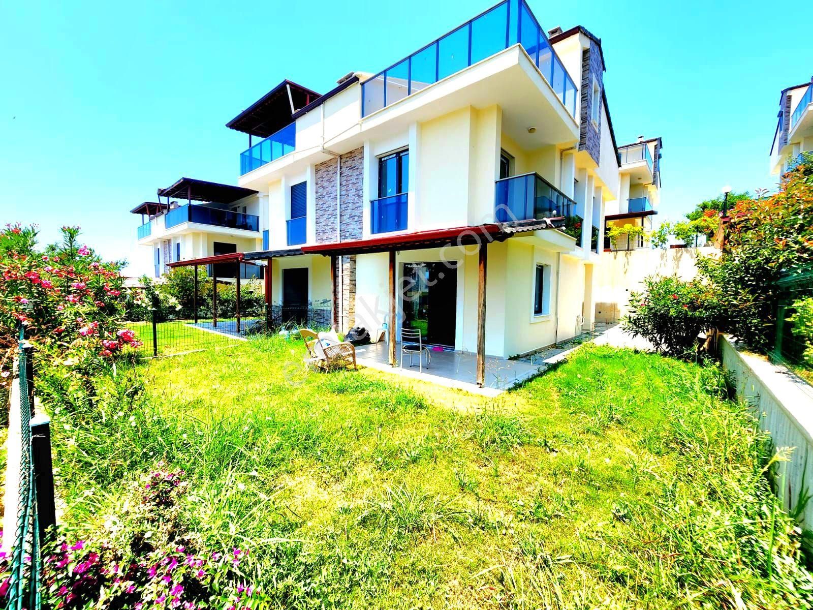 Kuşadasında Havuzlu Sitede 4+1 Bahçeli Yazlık