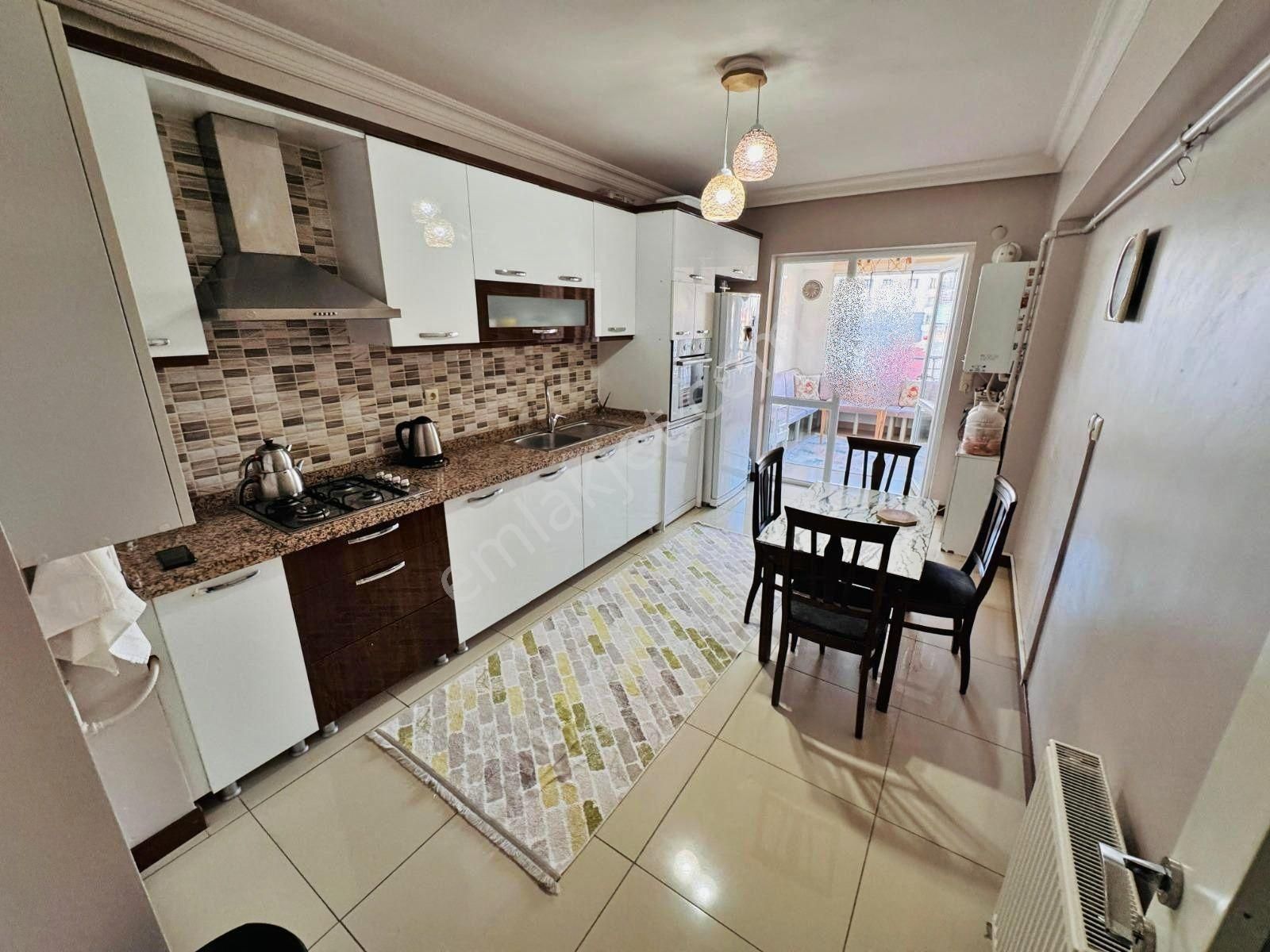Tüm Caddelere Yakın Geniş Balkon Geniş Ve Yapılı 4.kat/siteiçi