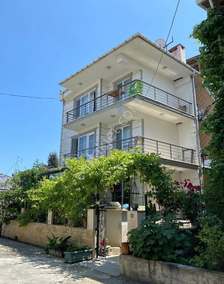 !!bilge Emlak’tan!! Kumbağ’da 3 Katlı Villa Denize 200 M2 Mesafede