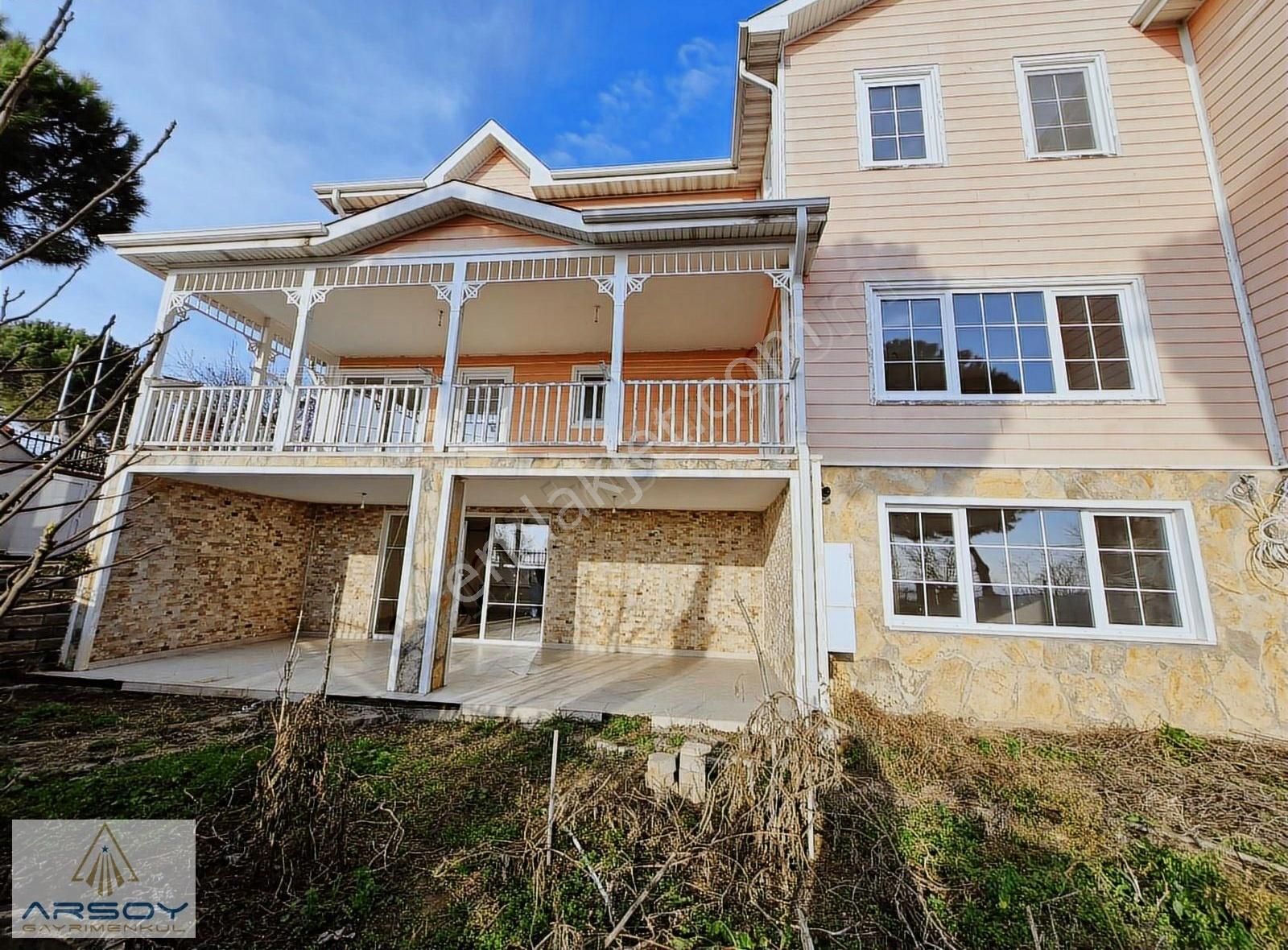 Havuzlu Güvenlikli Sitede Geniş Ve Modern 5+1 Villa Sancektepe