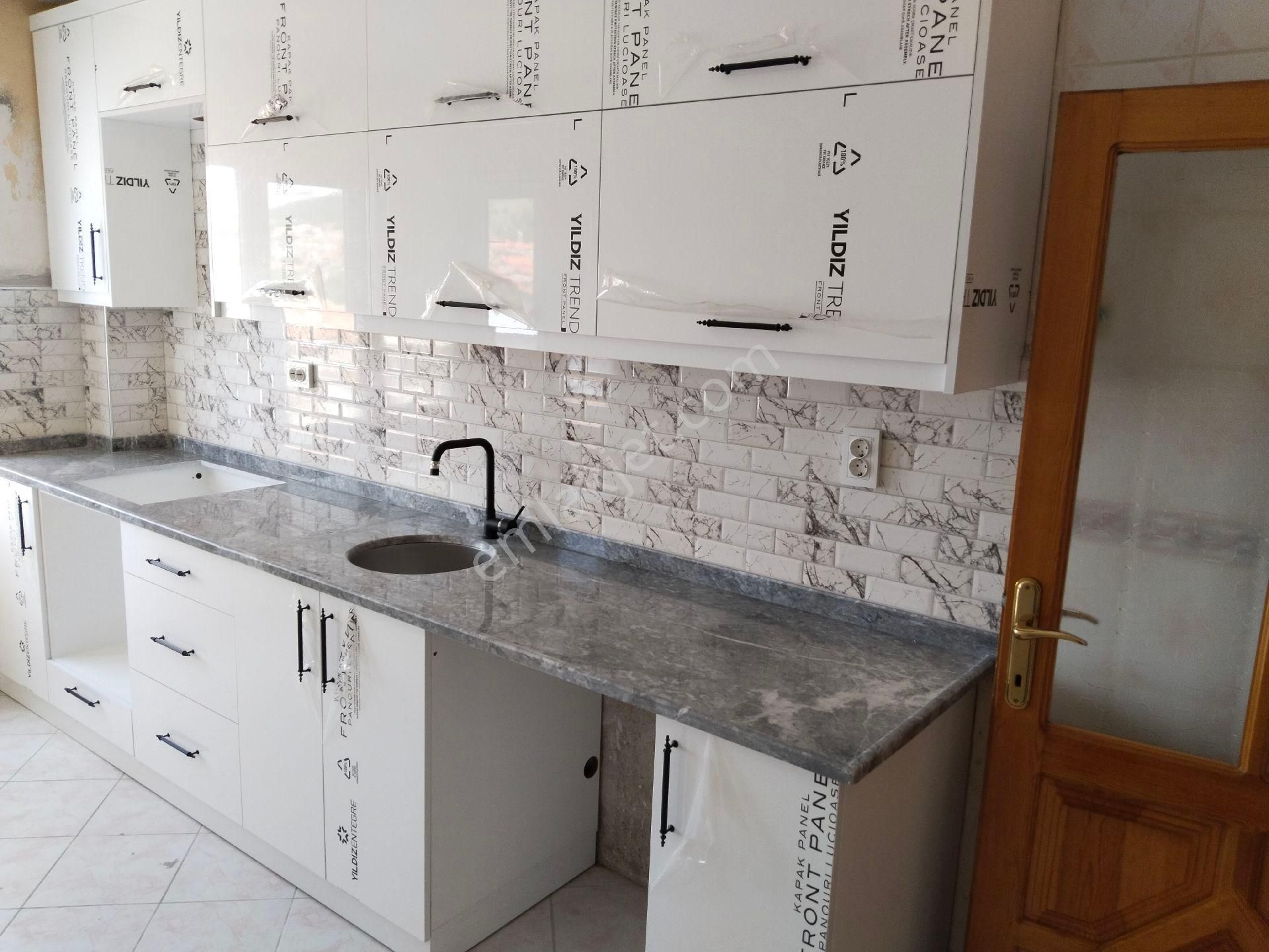 Bergama Gazipaşa Mah Cumhuriyet Meydanı Yakını 2+1 Ara 2. Kat Geniş Daire Satılık