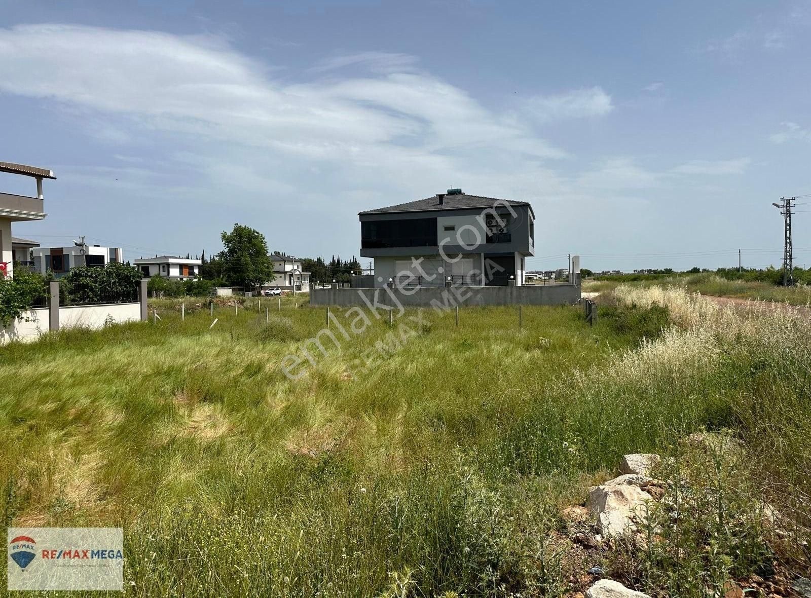 Yeniköy'de 535 M2 Belediye Arkası Satılık Villa Arsası
