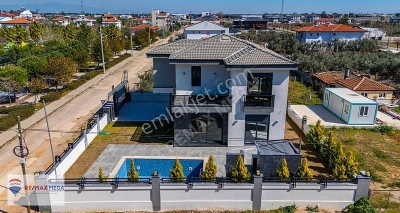 Döşemealtı Yeşilbayır'da 450m2 Arsa İçinde Havuzlu 4+1 Villa