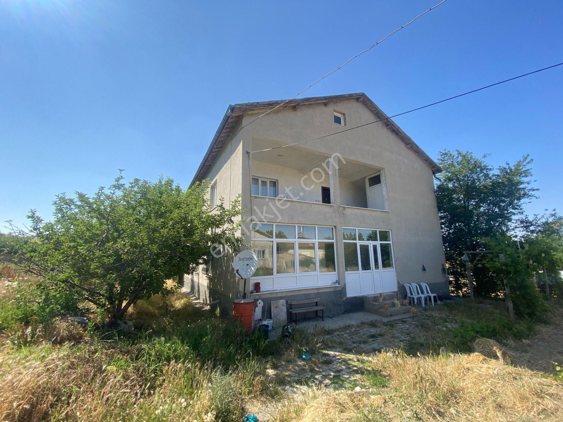 🏡 Sarayönü Kurşunlu Mahallesi’nde 486 M² Arsa İçinde 2 Katlı Müstakil Ev