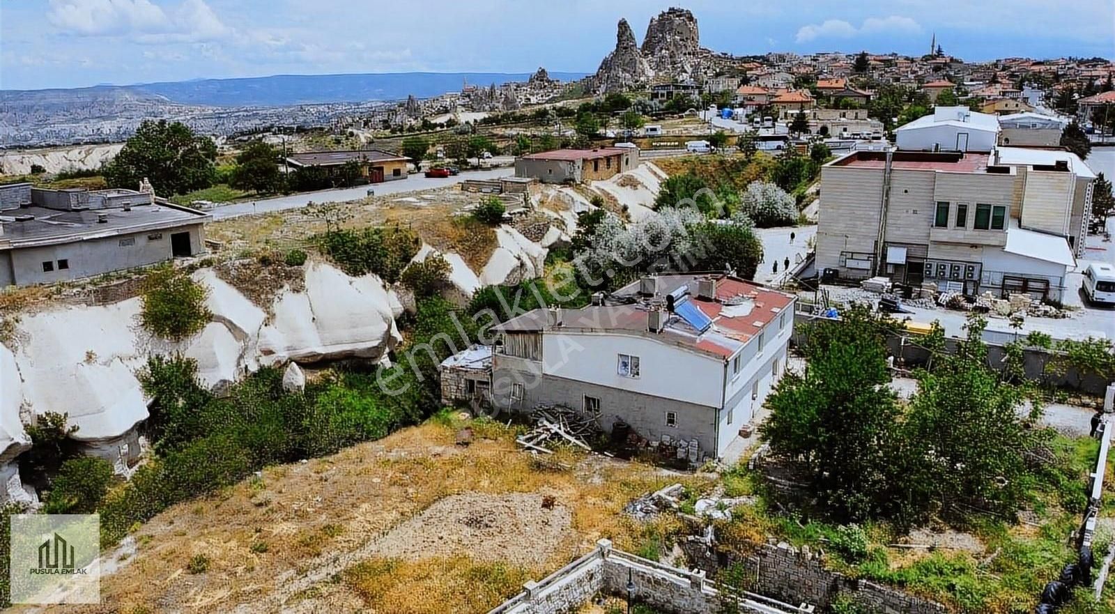 Kale Ve Vadi Manzaralı Ticari İşletmeye Uygun Ev Ve Arsası
