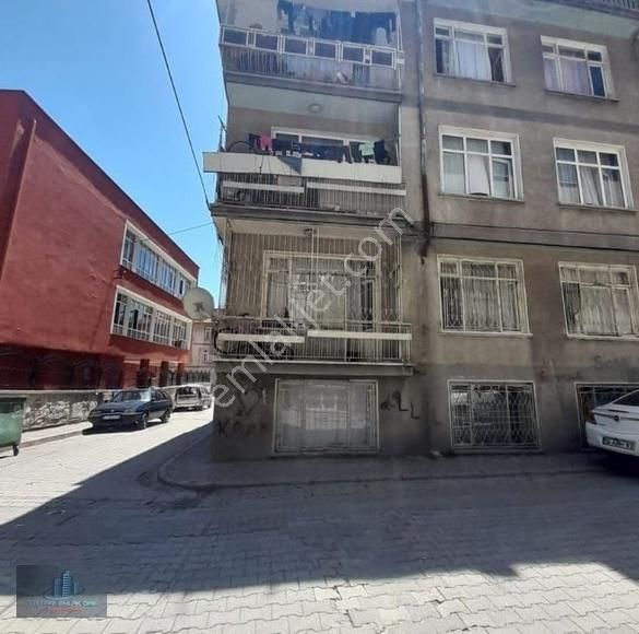 Sahibiata Mh'sinde Cumhuriyet Okulu Karşısında Arakat 3+1 Daire