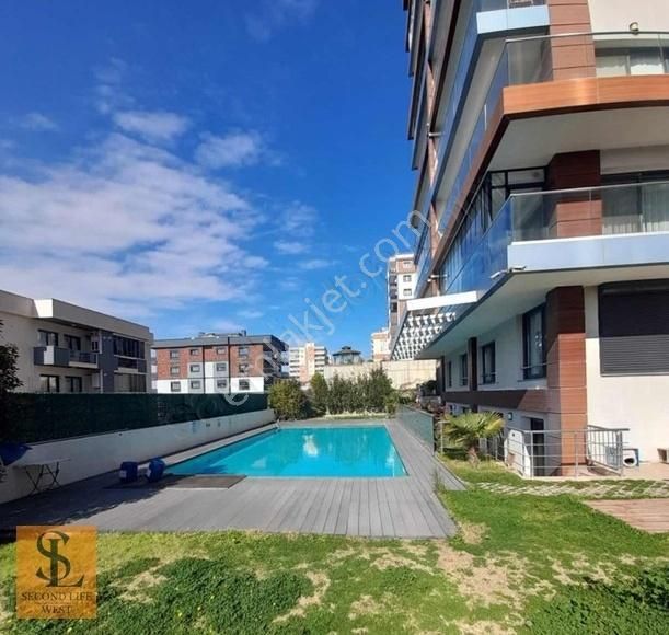 İzmir Esentepe'de 2+1 Havuz Katında Satılık Daire