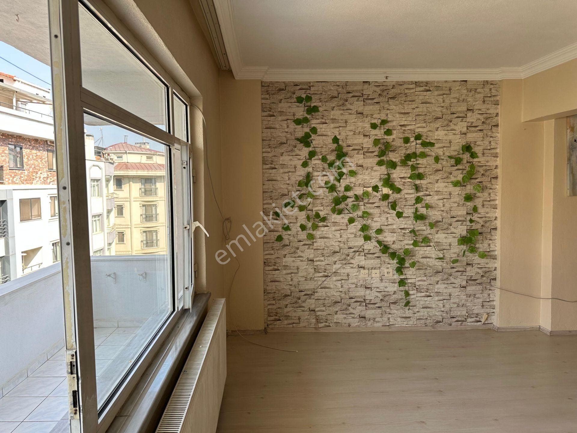 Çanakkale Biga Merkez İstiklal Caddesi Üzeri Ayrı Mutfaklı 2+1 Kiralık Daire