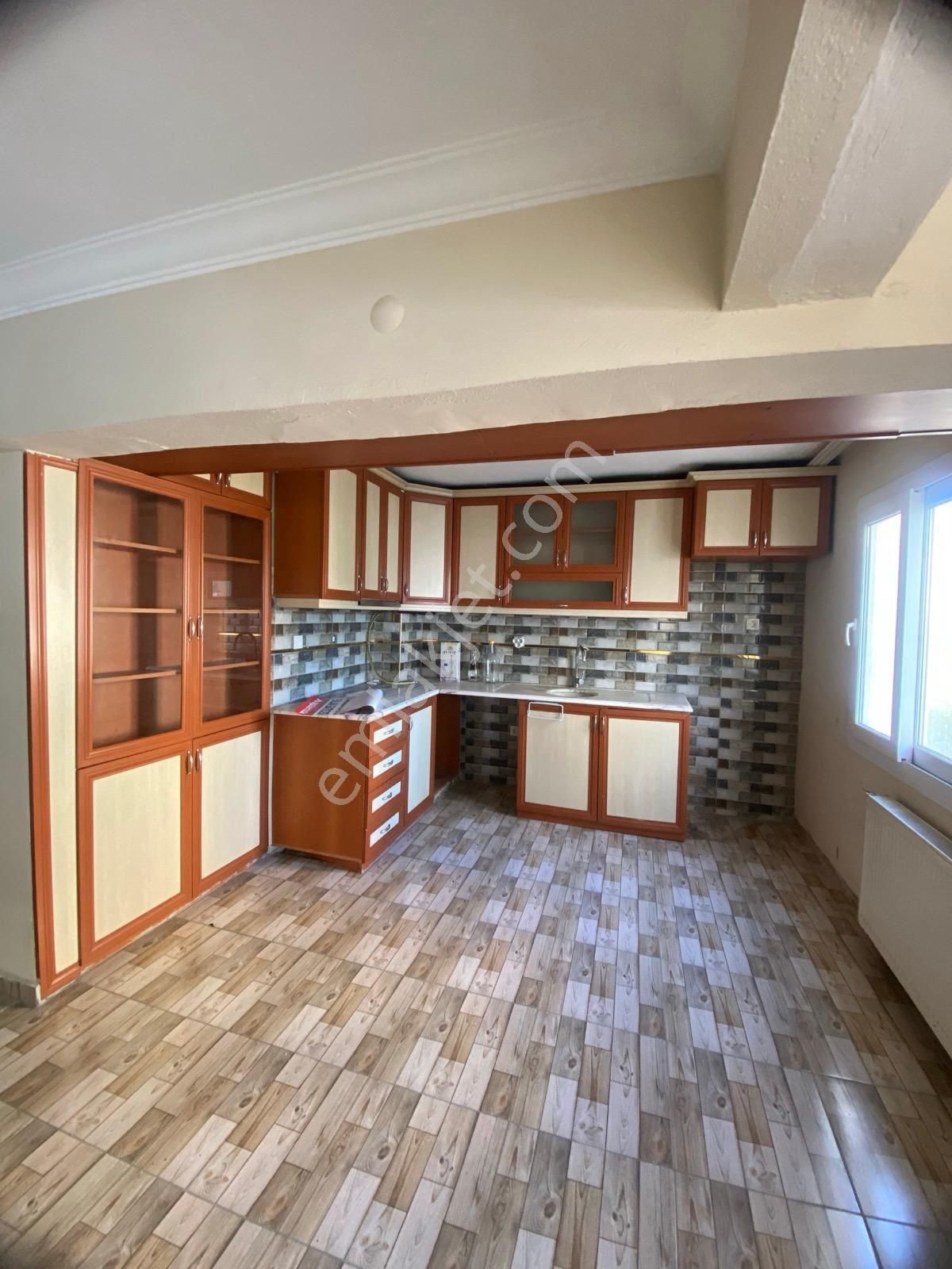 Çiğli De Kiralık Doğalgazlı Otoparklı 3+1