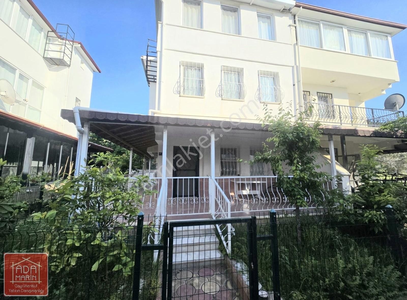 Kuşadası Güzelçamlı'da Denize 1 Km Satılık Tripleks Yazlık