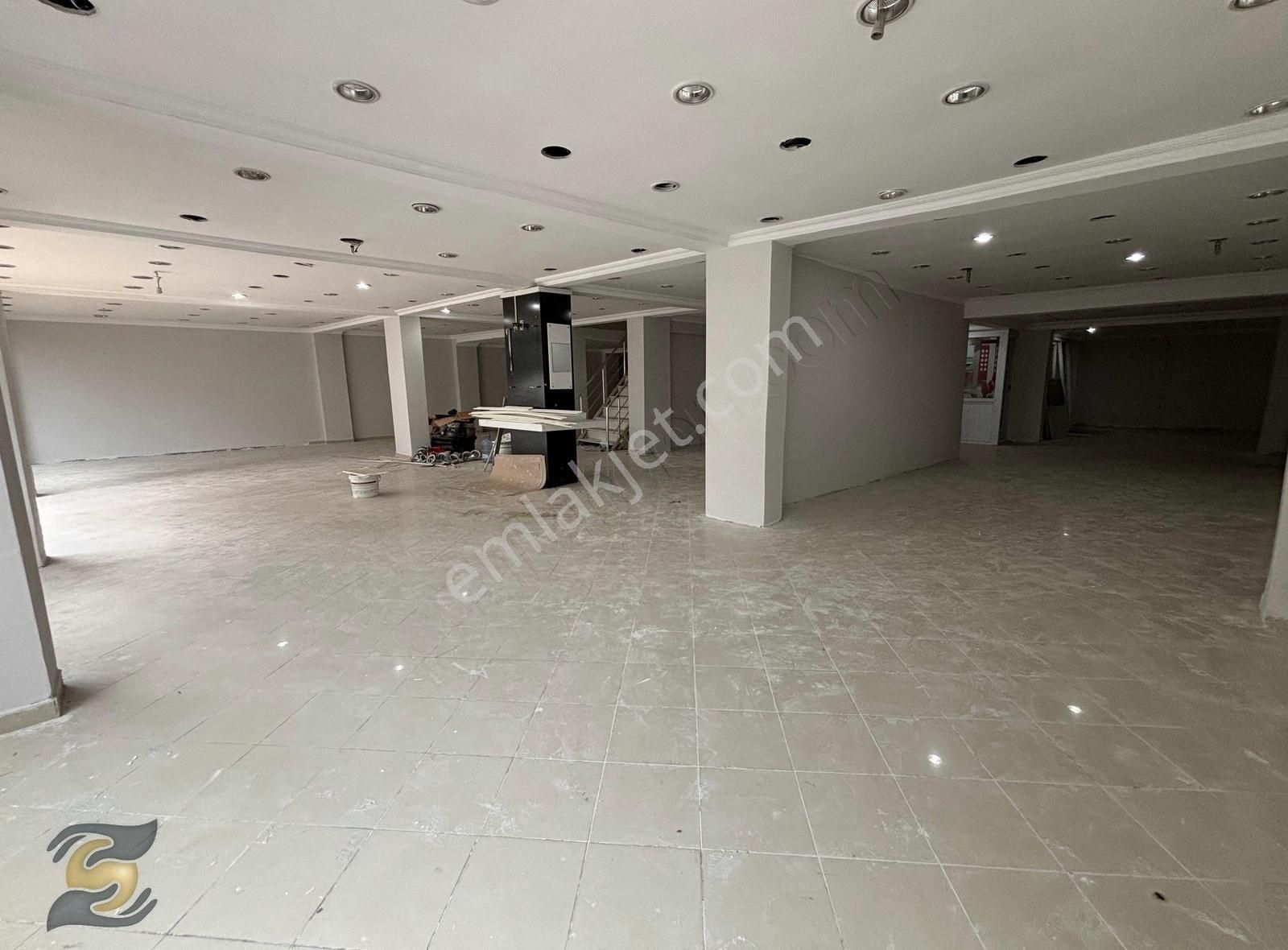 Metrobüse 5 Dk 300 M2 Cadde Üzeri Kiralık Dükkan