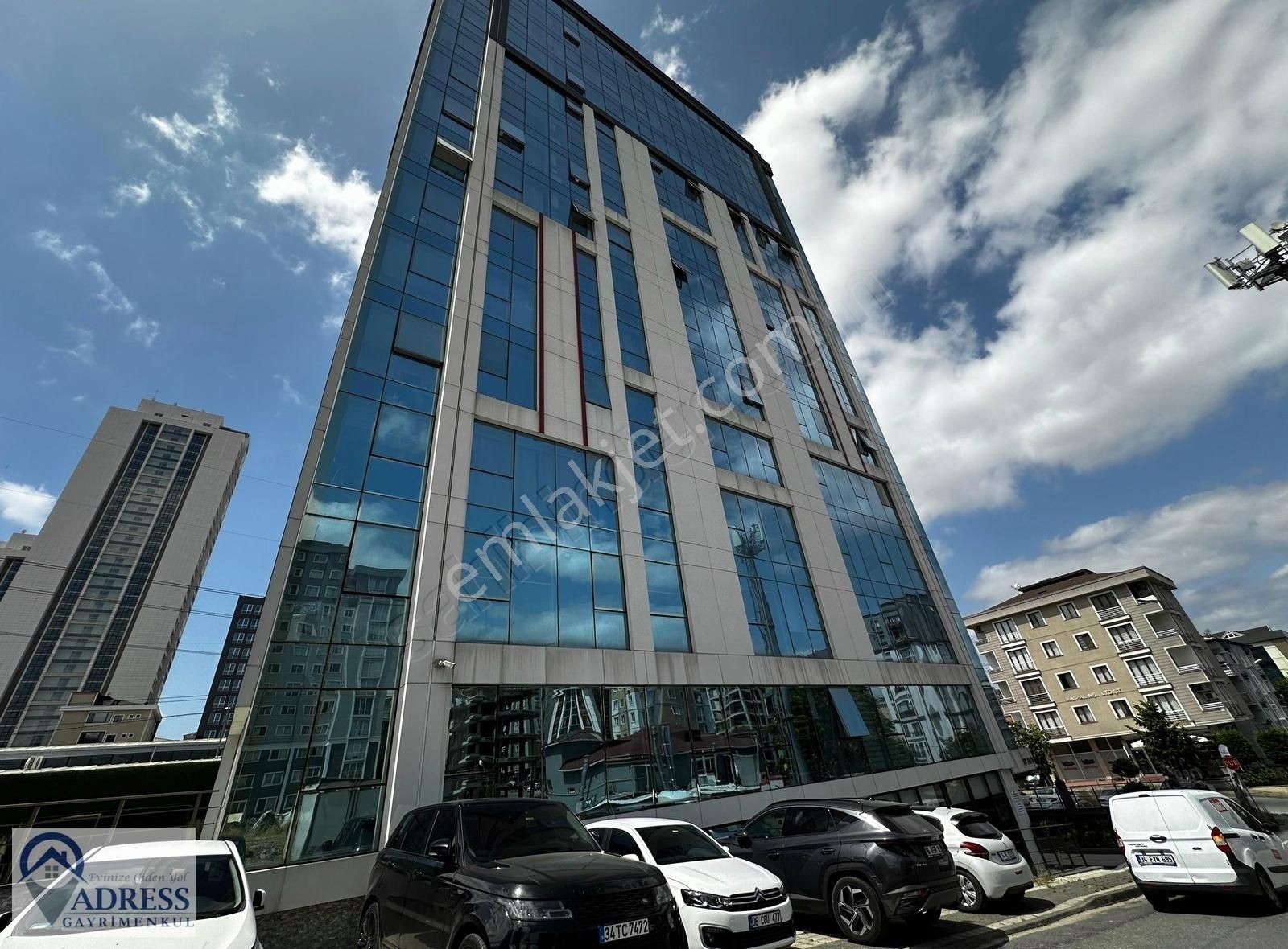 Şerifali Ticari Bölgede İyi Konumda Kiralık Ofis Katı