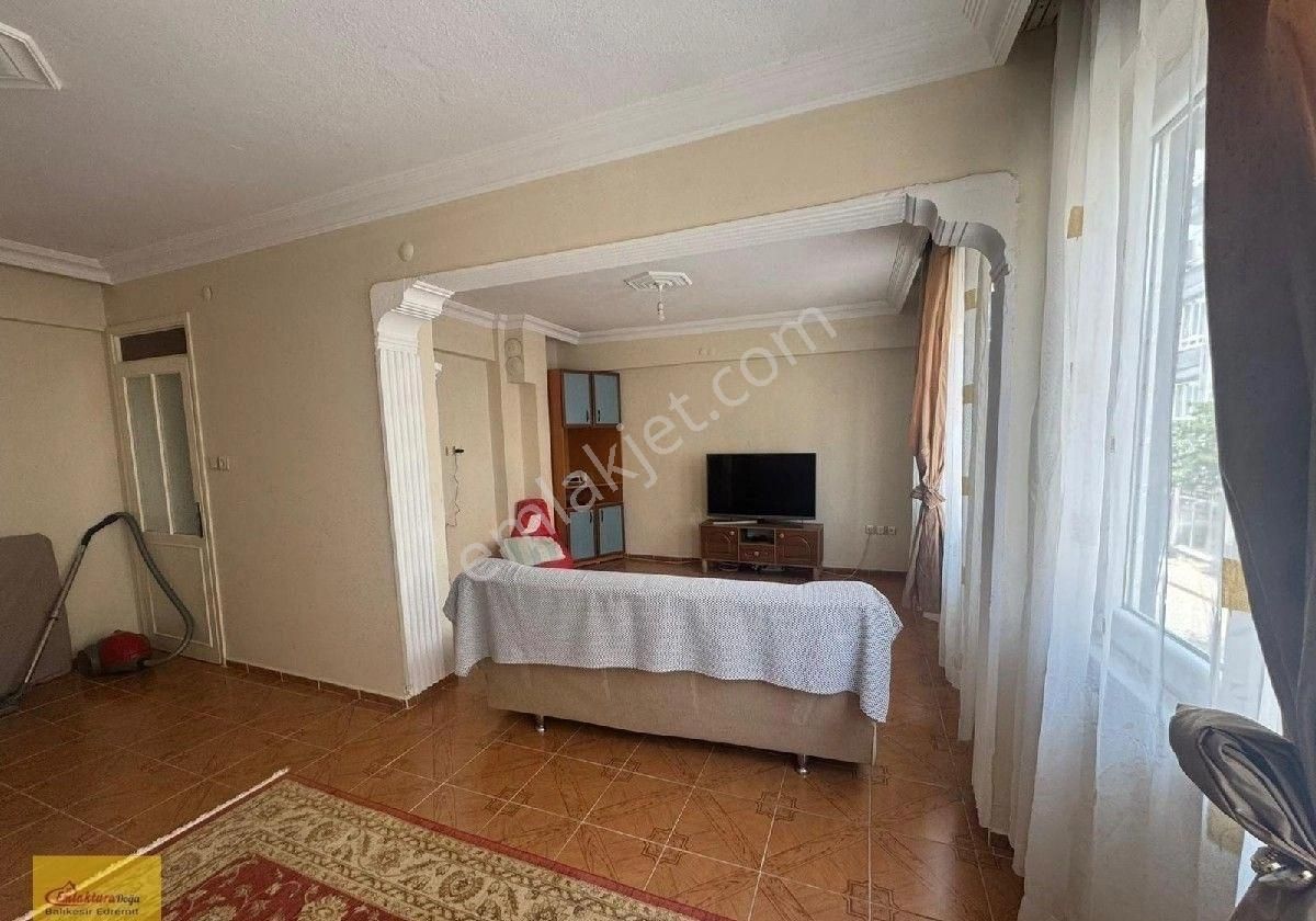 Edremit Çayiçi Caddesi Üzerinde Satılık Geniş Kullanışlı 3+1daire