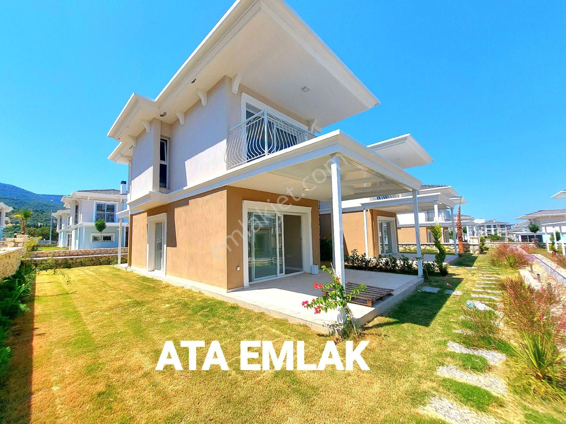 Kuşadasında Açık Ve Kapalı Havuzlu Sitede Geniş Bahçeli Sıfır Villa