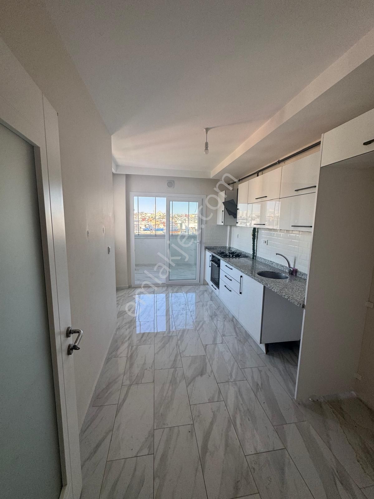 Kozan Yolu Otoban Köprüsü Kavşağı 2+1 Kapalı Mutfak Doğalgazlı Kiralık Süper Konumda Daire