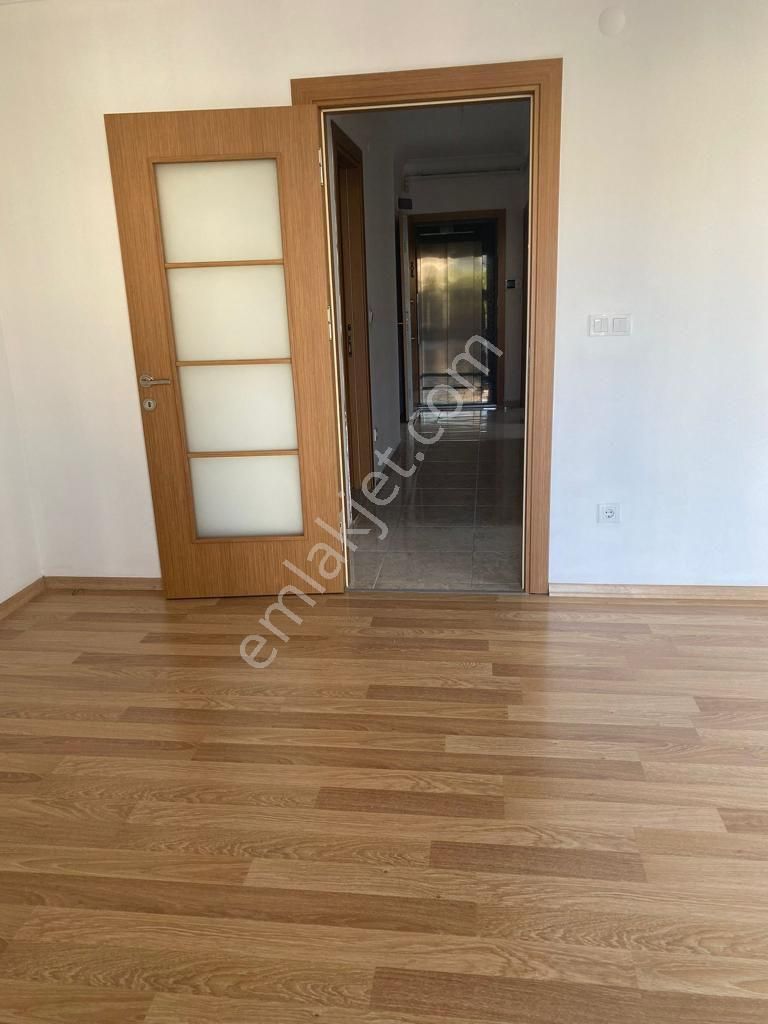 Beylıkdüzü Kavaklı Merkezde 2+1 3 Kat Kıralık Daıre