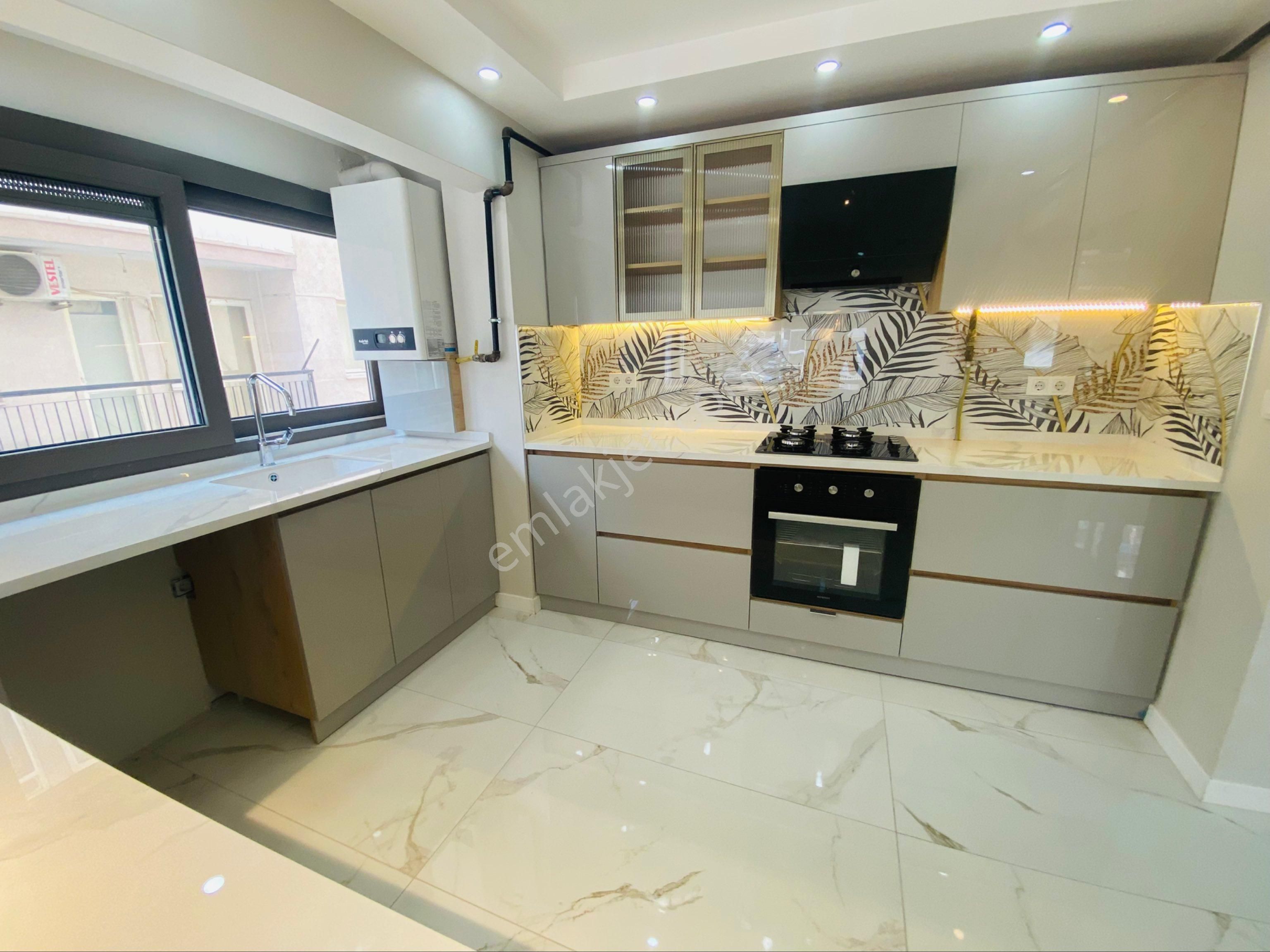 İnönü Cadde Üzerinde 3+1 130m2 Lüks Dekorlu Köşe Daire Asansörlü Arakat