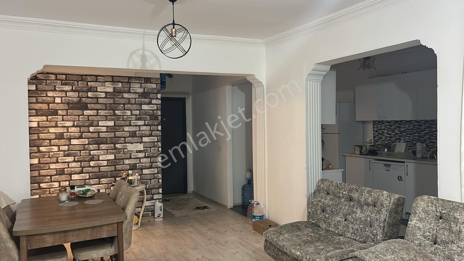 Kuşadası Avm Bölgesinde Eşyalı Geniş 2+1 Daire