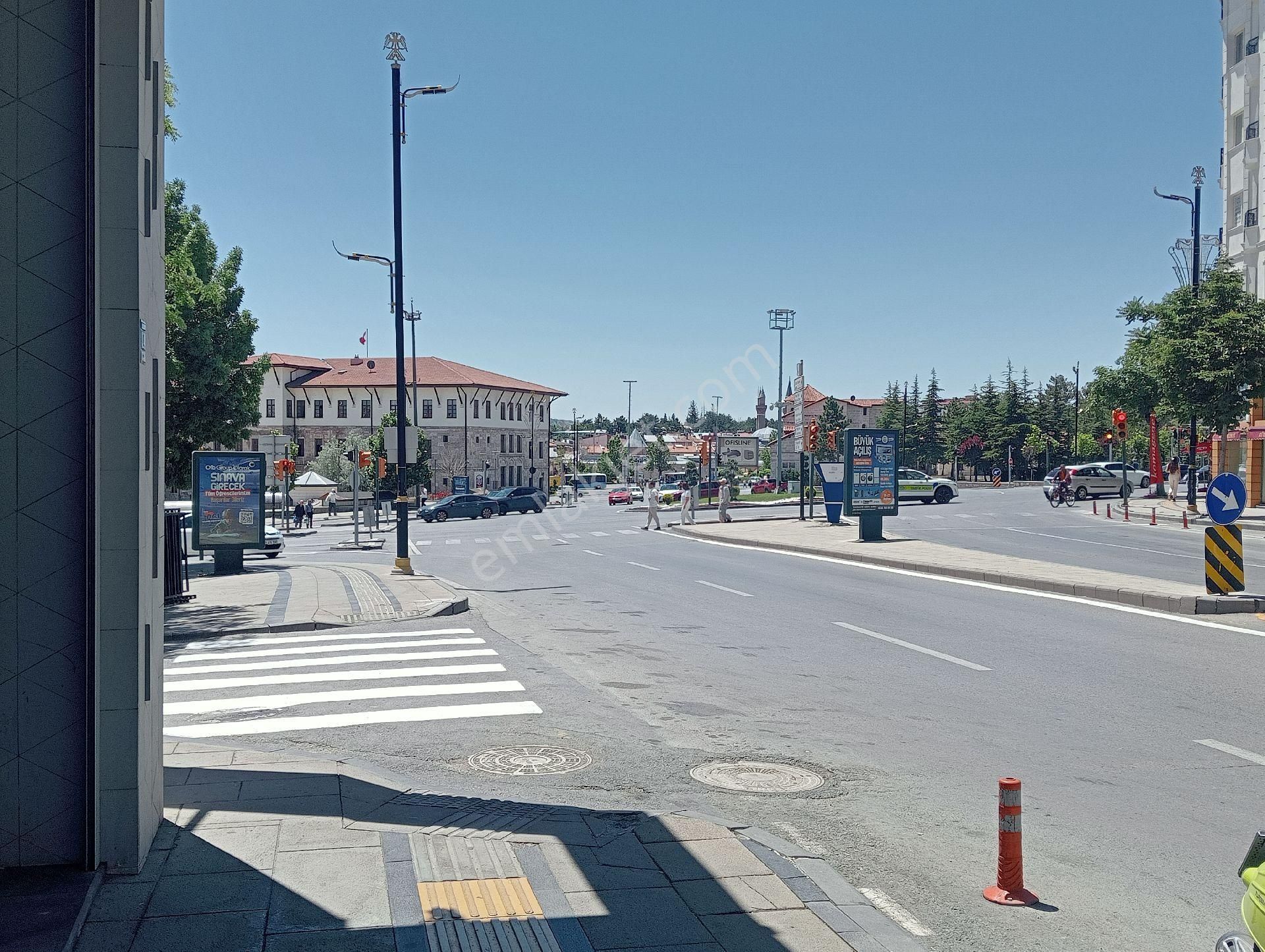 Mevlana Caddesi Meydan Manzaralı Kiralık Daire
