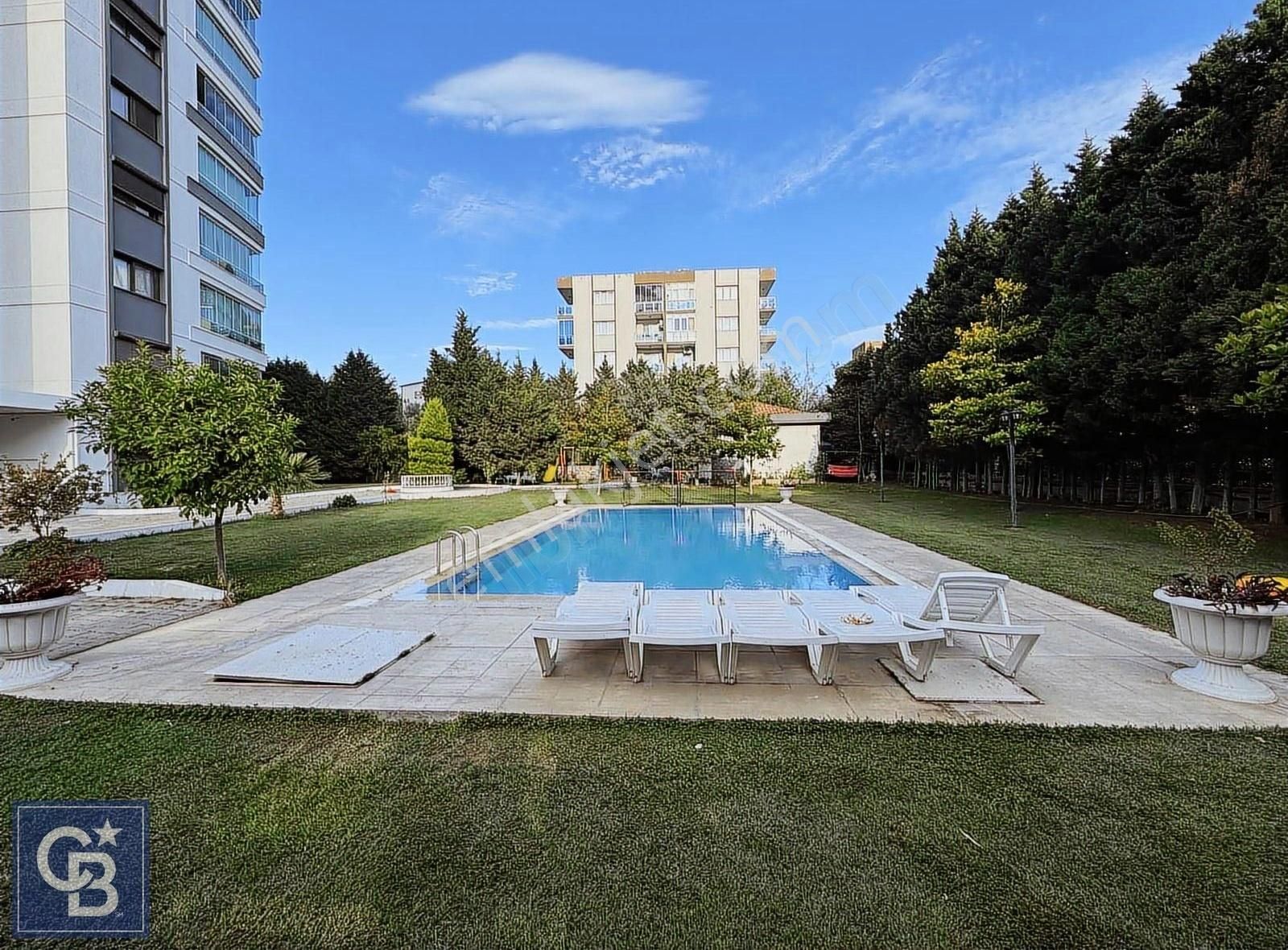 Bornova Royal O. Akbulut Sitesi'nde Havuzlu 3+1 Satılık Daire