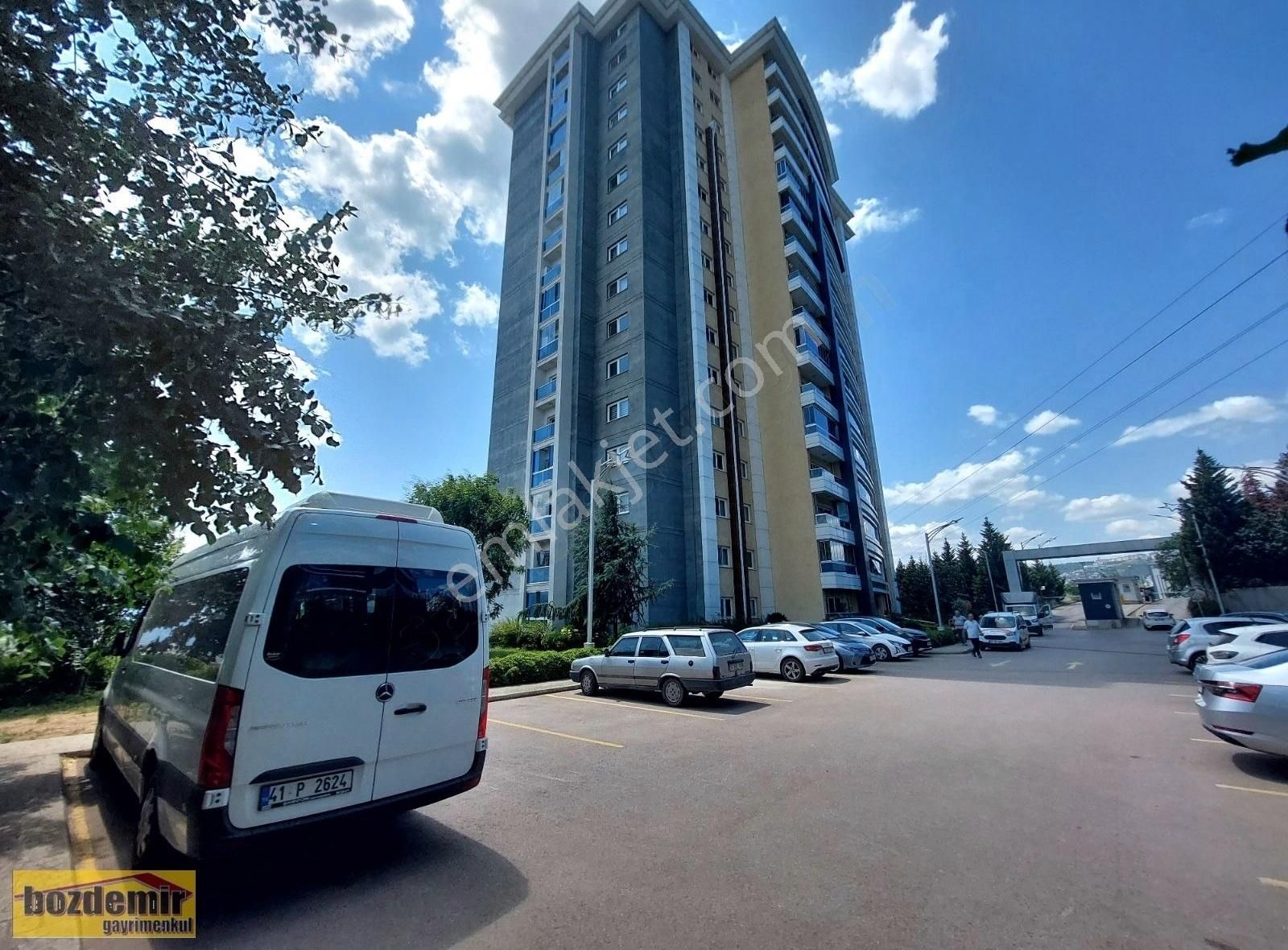 Bozdemir'den Yıldız Konutlarında Kiralık Arakat 3+1 Köşe Daire