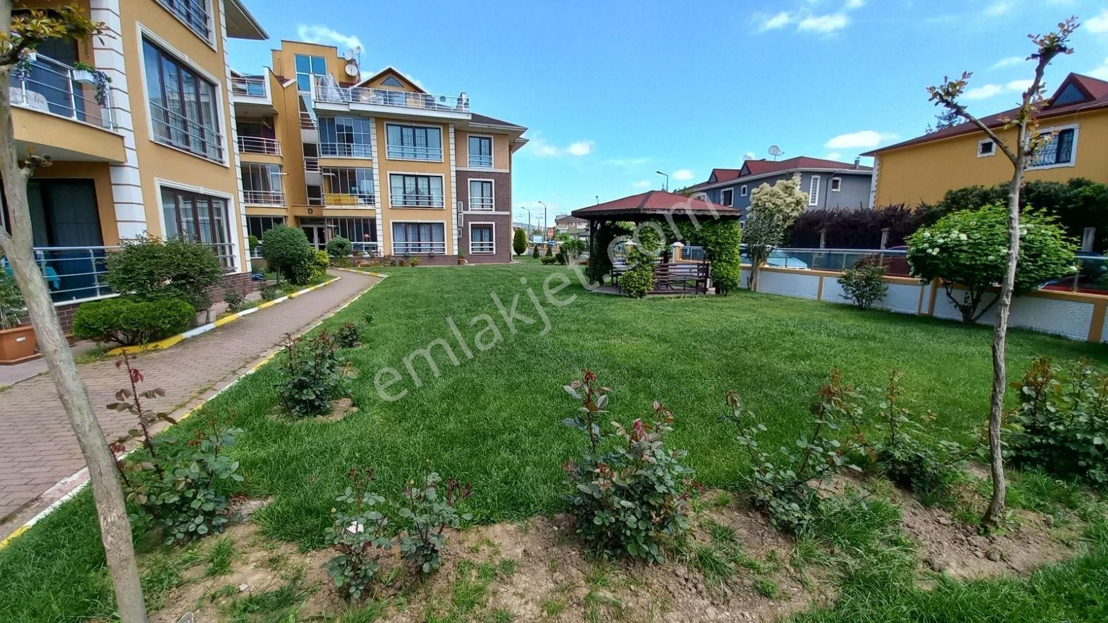 Eskidjiden Yahya Kaptan Lilyum Park Evlerinde 4+1 Kiralık Daire