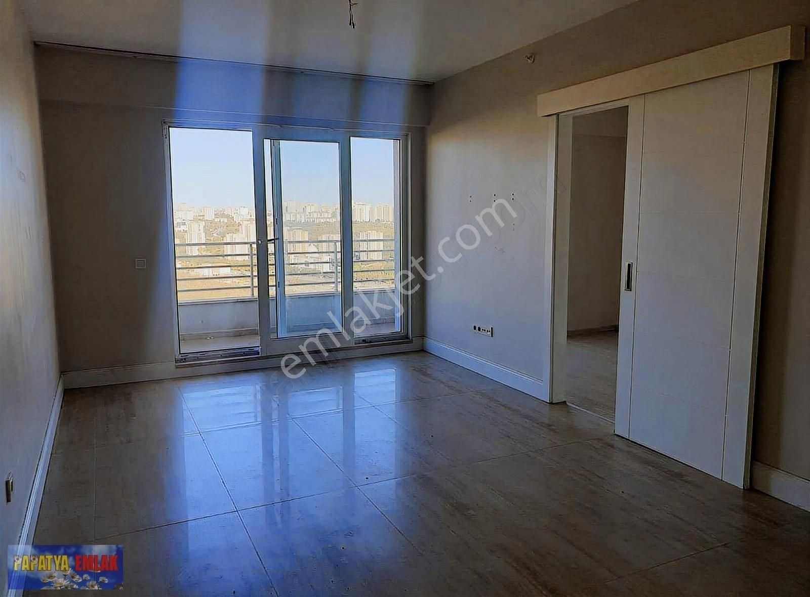 Ege Yakası Karşıyaka Sitesinde Kiralık 1+1 Boş Daire