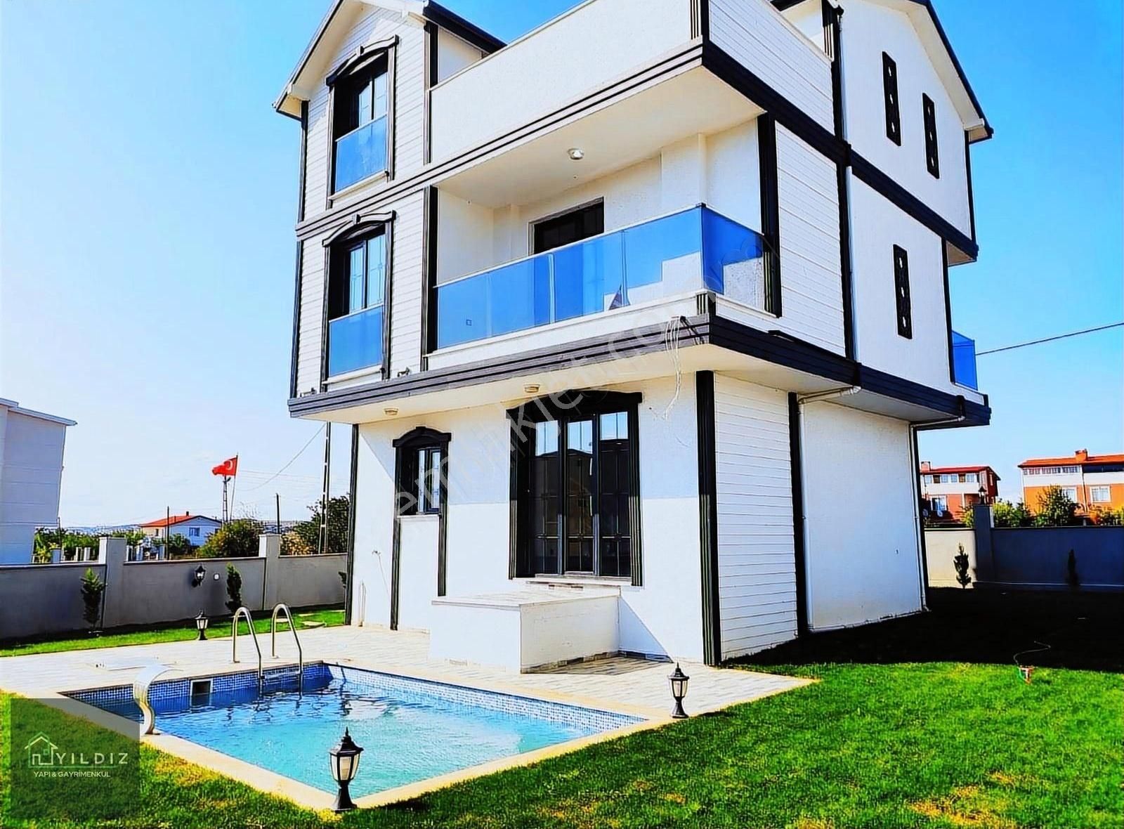 Yeniçiftlikte Geniş Aileler İçin İdeal 5+1 Havuzlu Villa